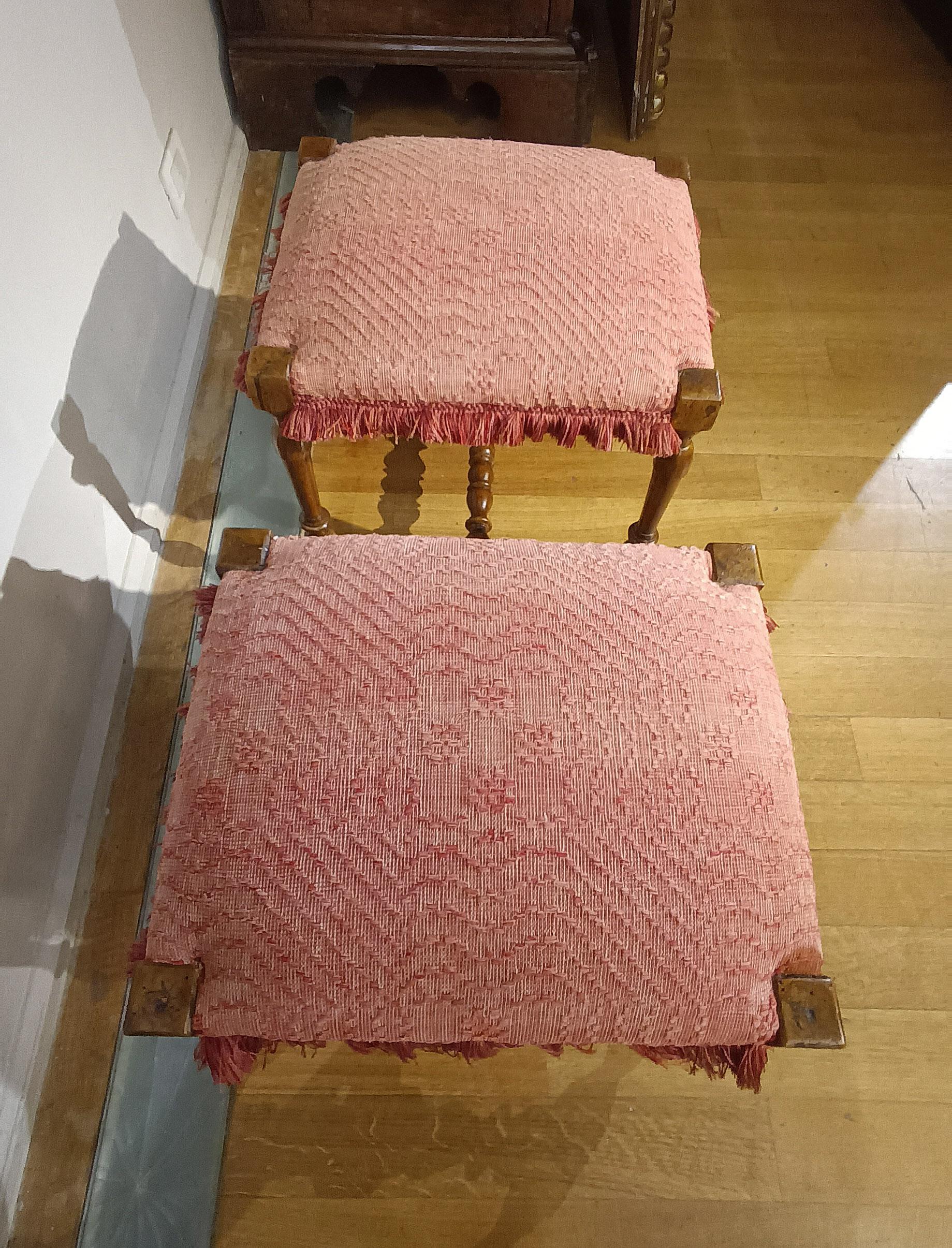 Velours Paire de tabourets en noyer de la fin du 17e siècle en vente
