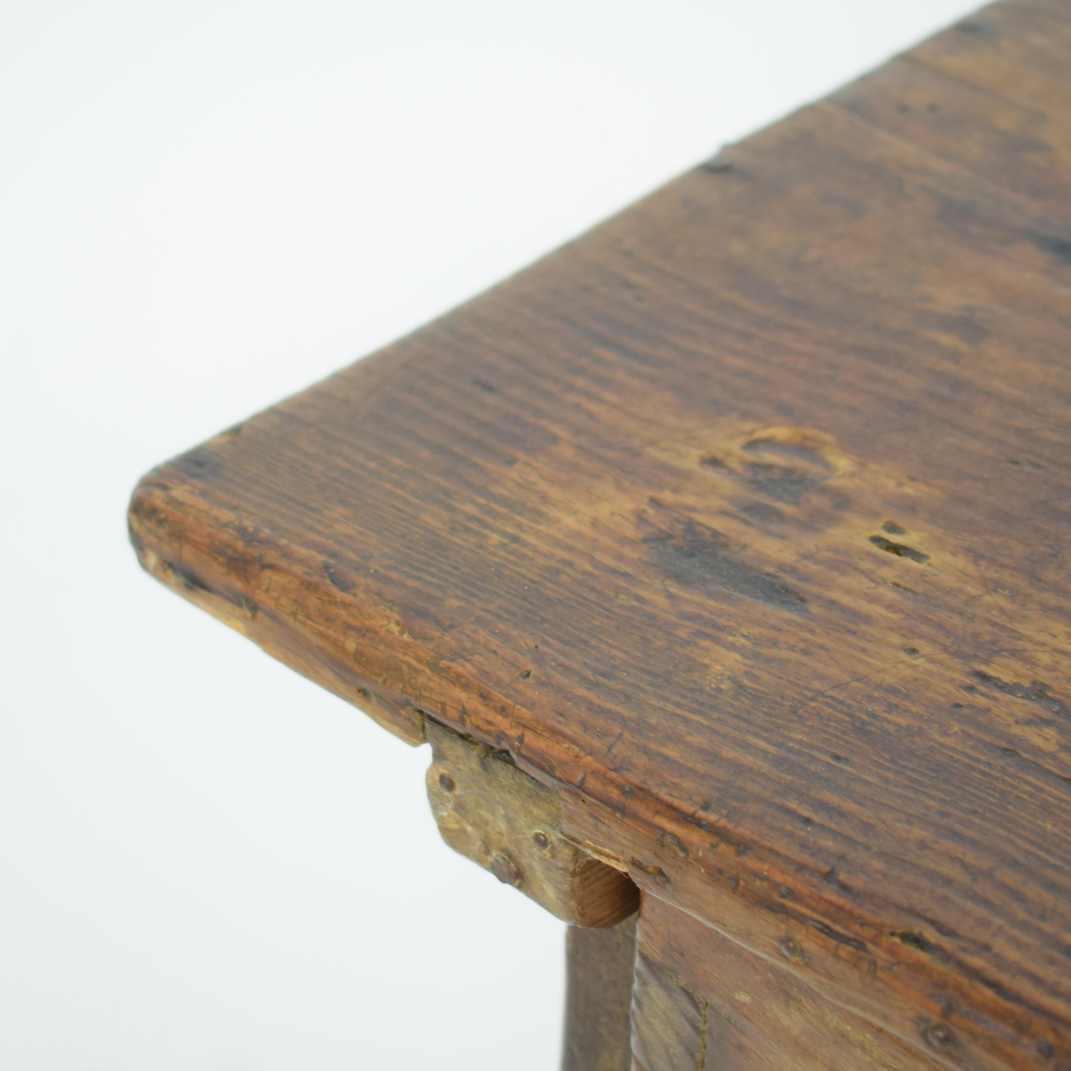 Late 17th Century Primitive Baroque Wabi-Sabi Small Pine Side Table with Drawer In Good Condition In Berlin, DE