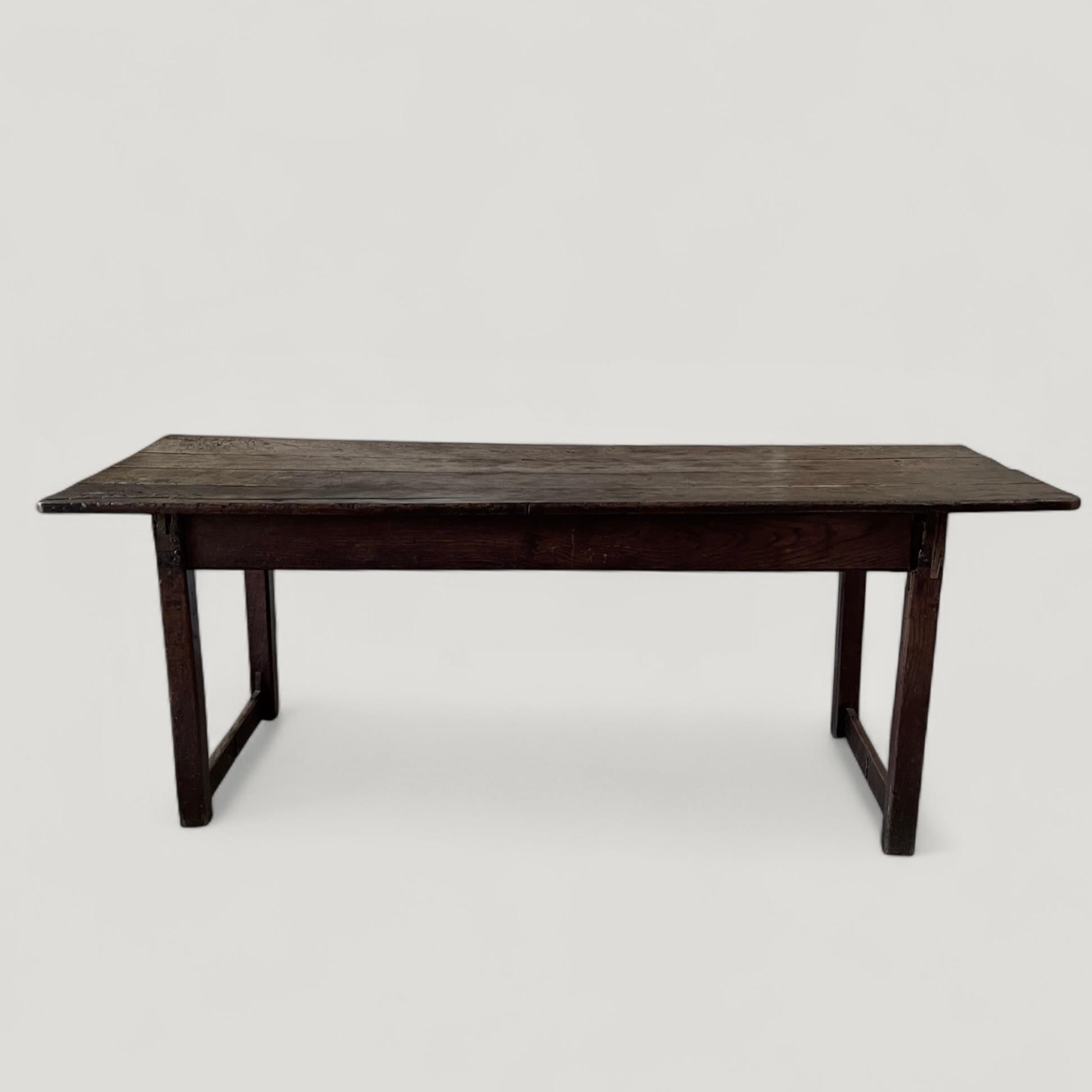 Impresionante mesa de comedor de roble con tablero muy sencillo de finales del siglo XVII principios del XVIII