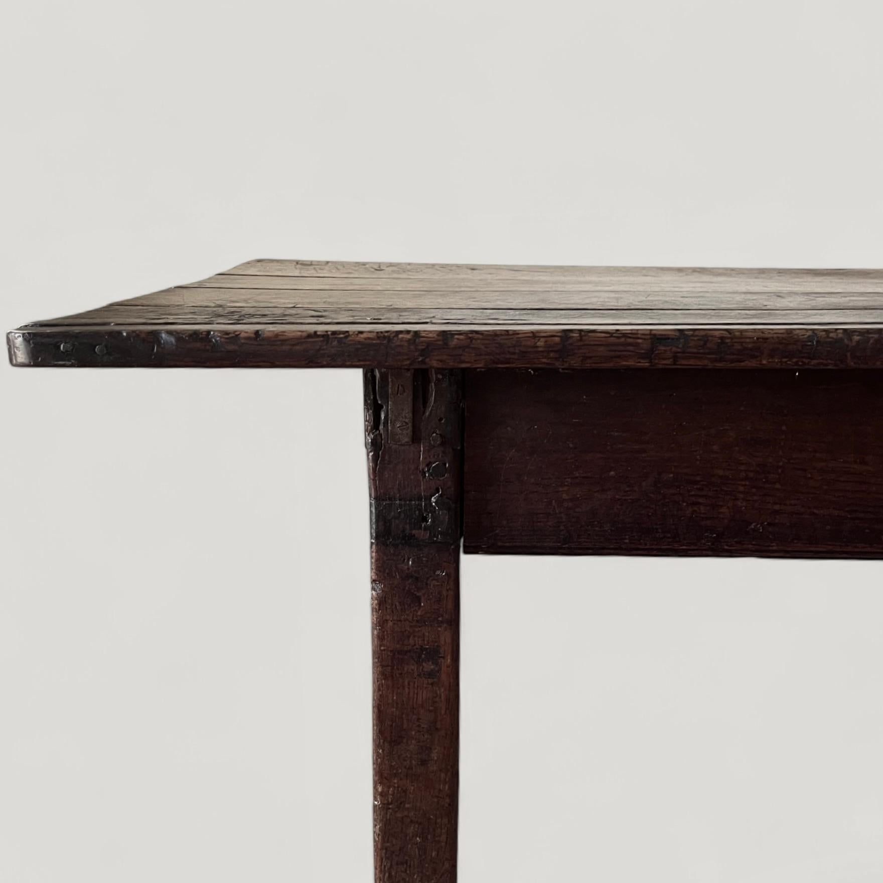 Mesa de comedor rústica de roble de finales del siglo XVII Inglés en venta