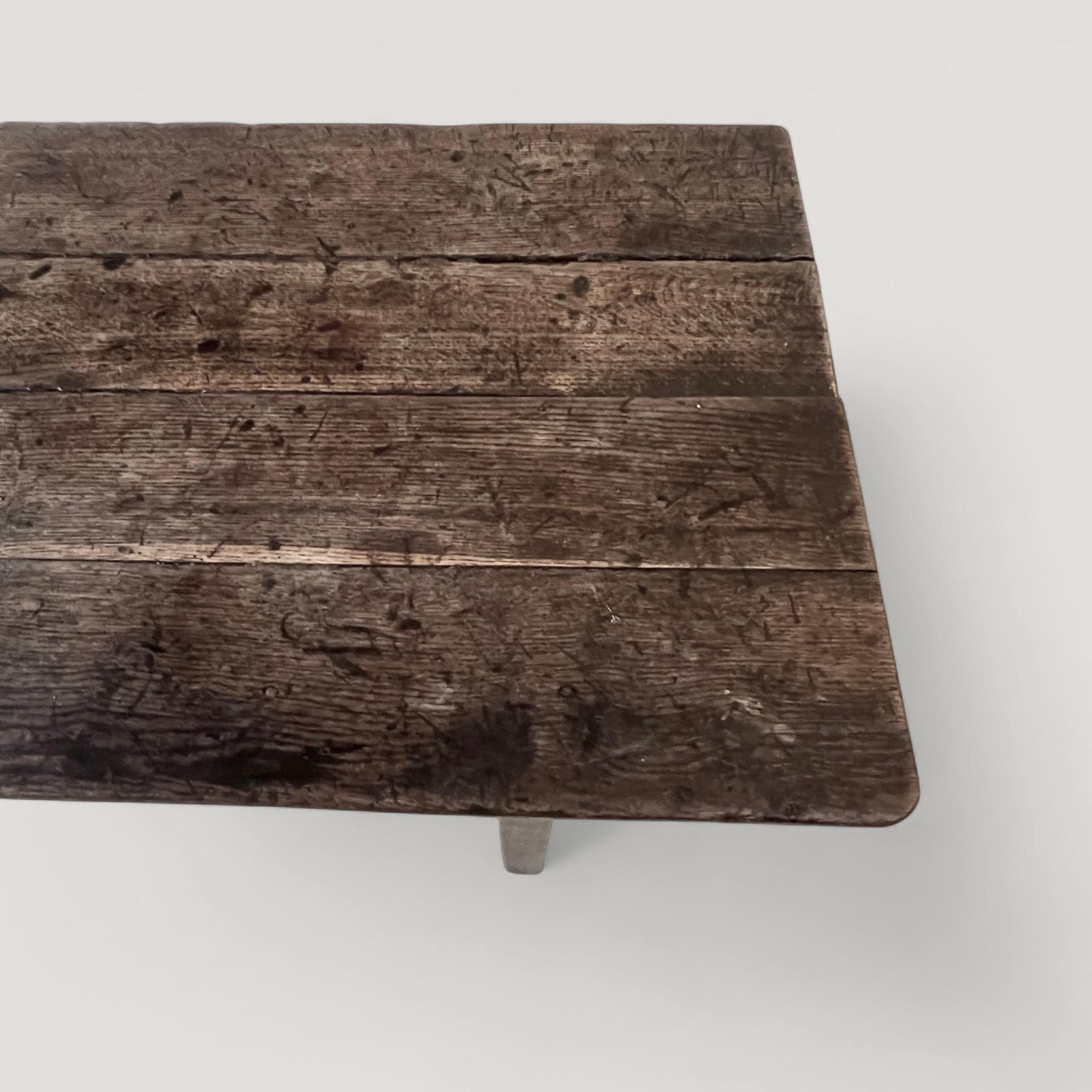 Mesa de comedor rústica de roble de finales del siglo XVII en venta 2