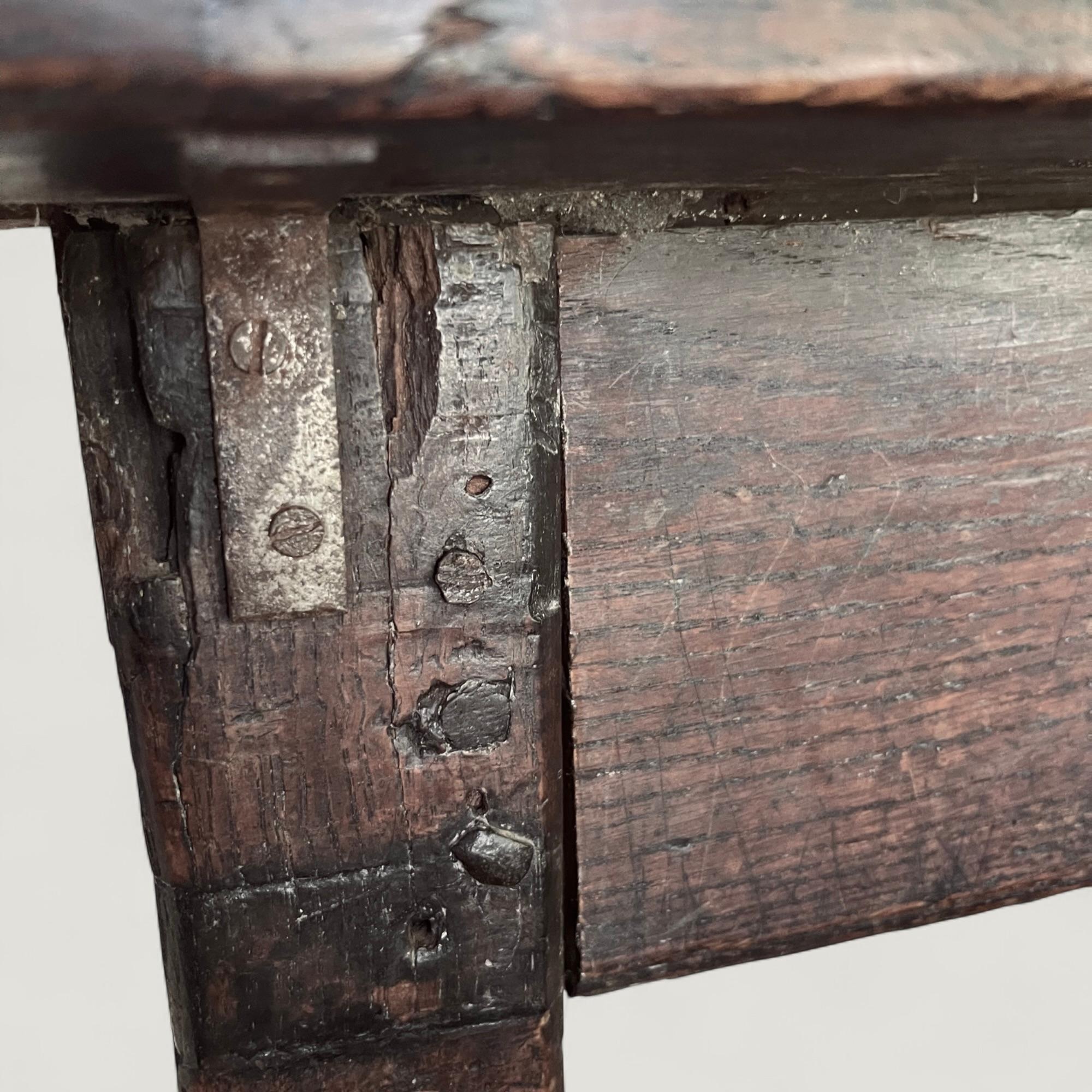 Mesa de comedor rústica de roble de finales del siglo XVII en venta 3
