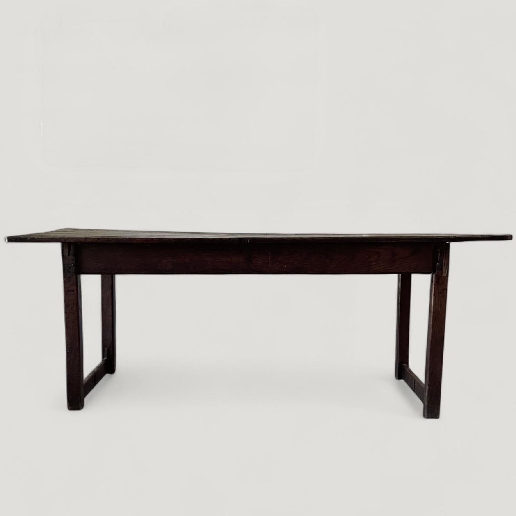 Mesa de comedor rústica de roble de finales del siglo XVII en venta 4