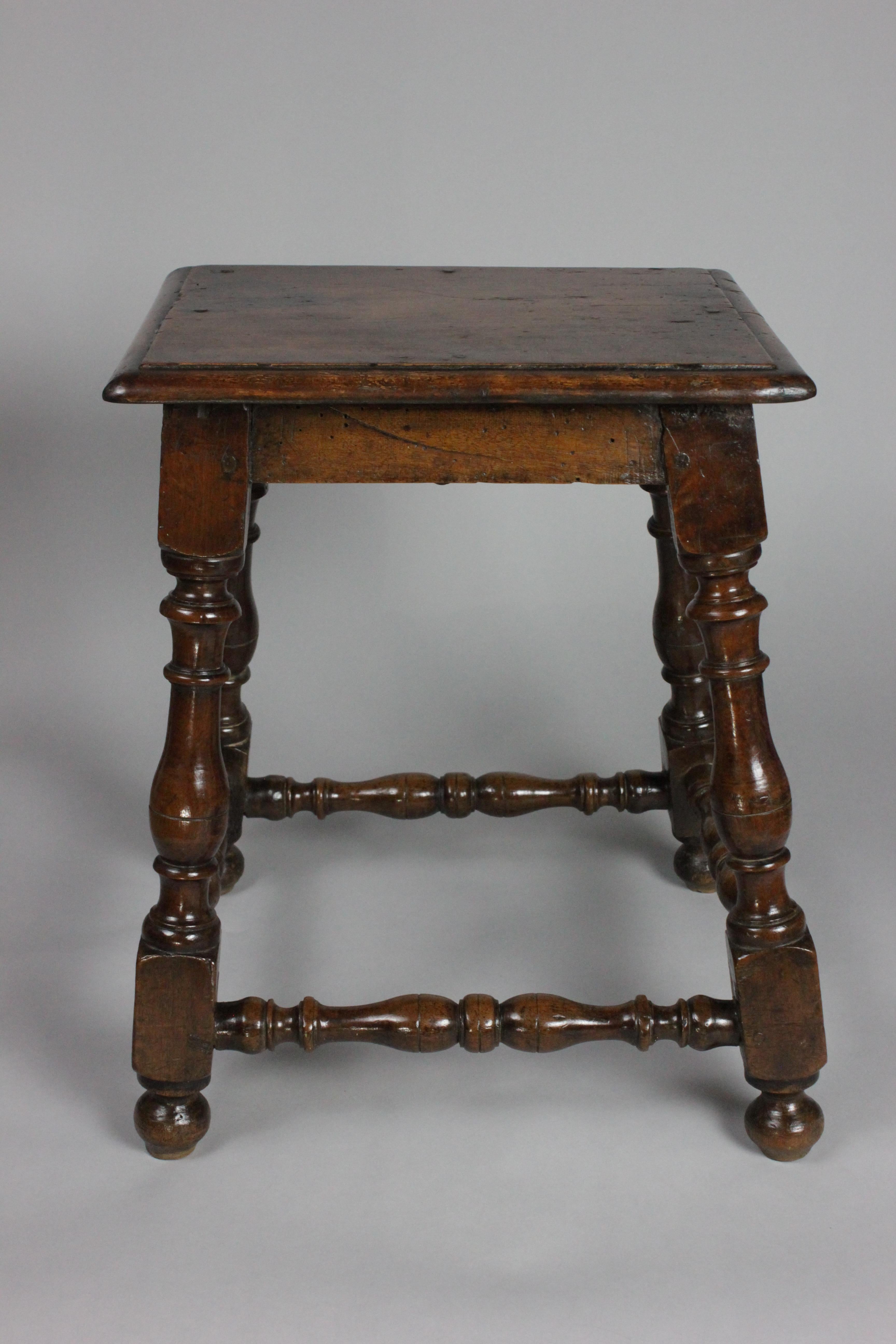 Late 17th Century Spanish Walnut Stool, Circa 1680 In Good Condition For Sale In Brugge, BE