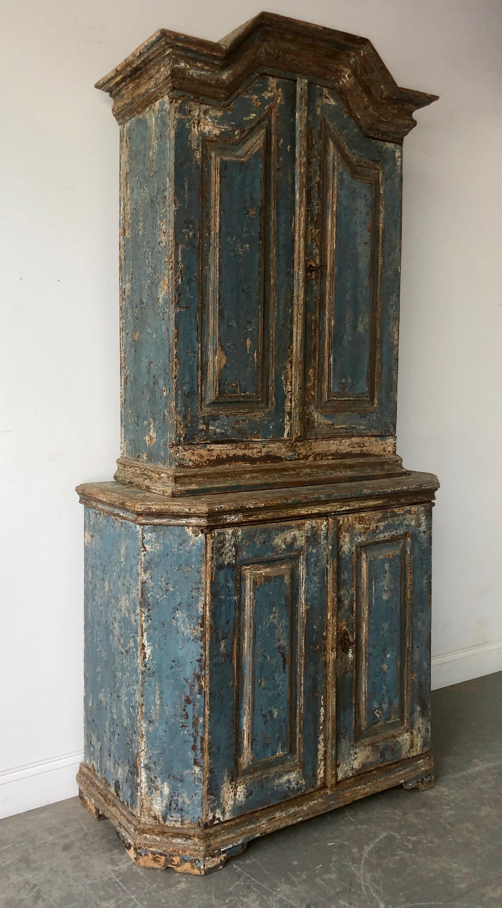 Very handsome late 17th century Swedish Baroque cabinet in two parts with a brilliant original blue patina and all original hardwares.
Dalarna, Sweden.