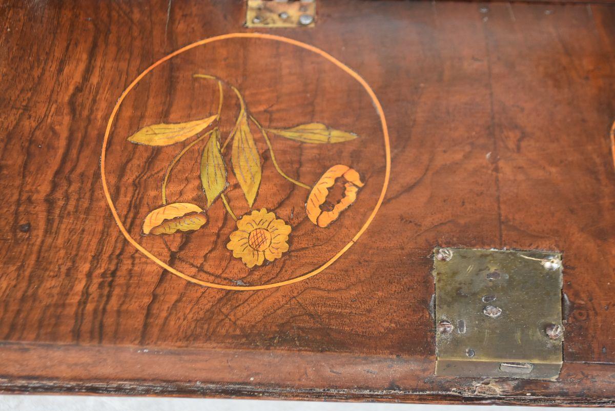 Table de coiffeuse incrustée de la fin du XVIIe siècle en vente 4