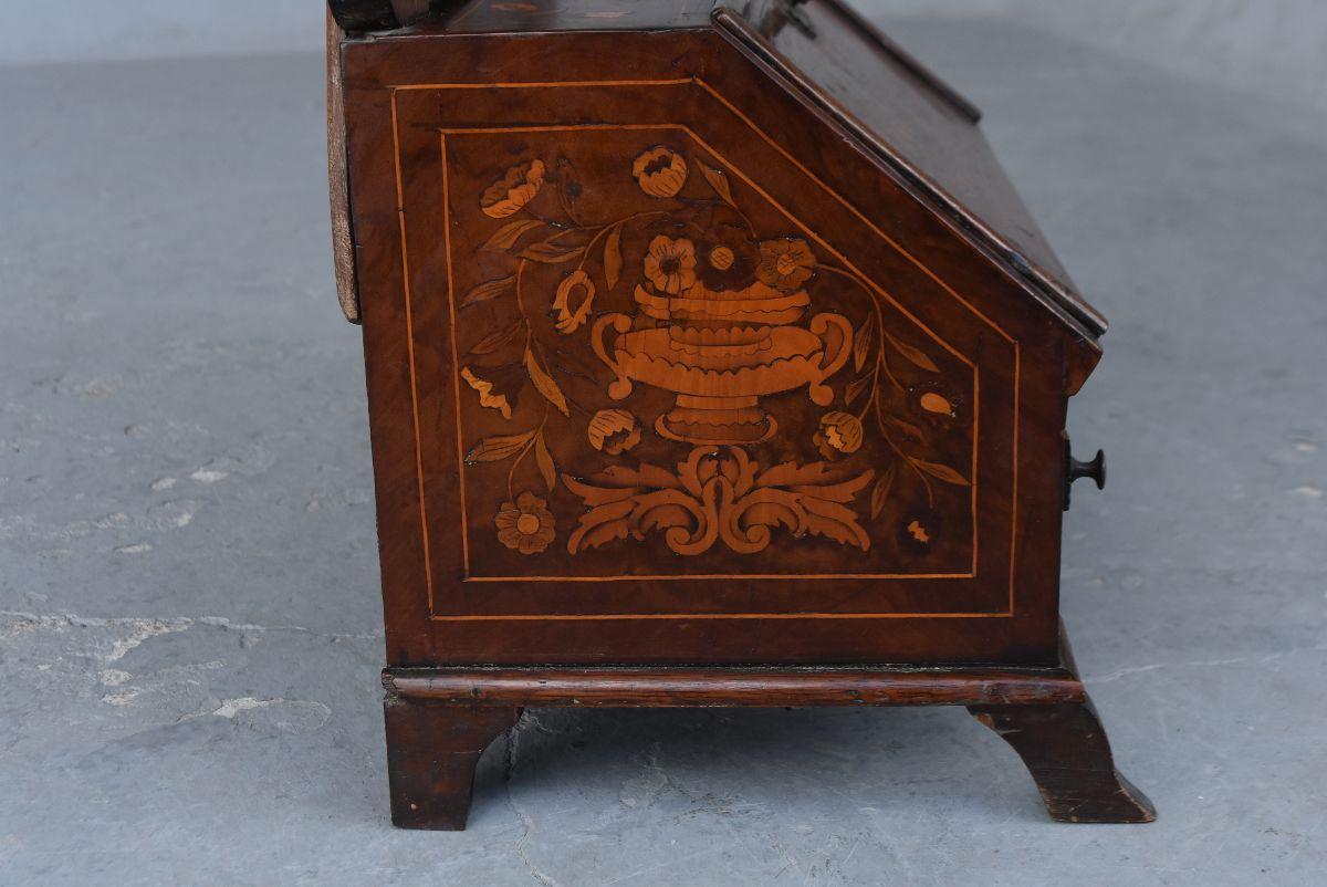 Table de coiffeuse incrustée de la fin du XVIIe siècle en vente 6