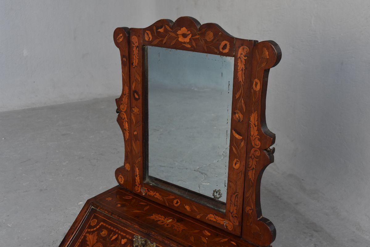 Late 17th ice dressing table inlaid with frills and foliage in walnut and rosewood. Work to bring closer to that of Jean François Hache.