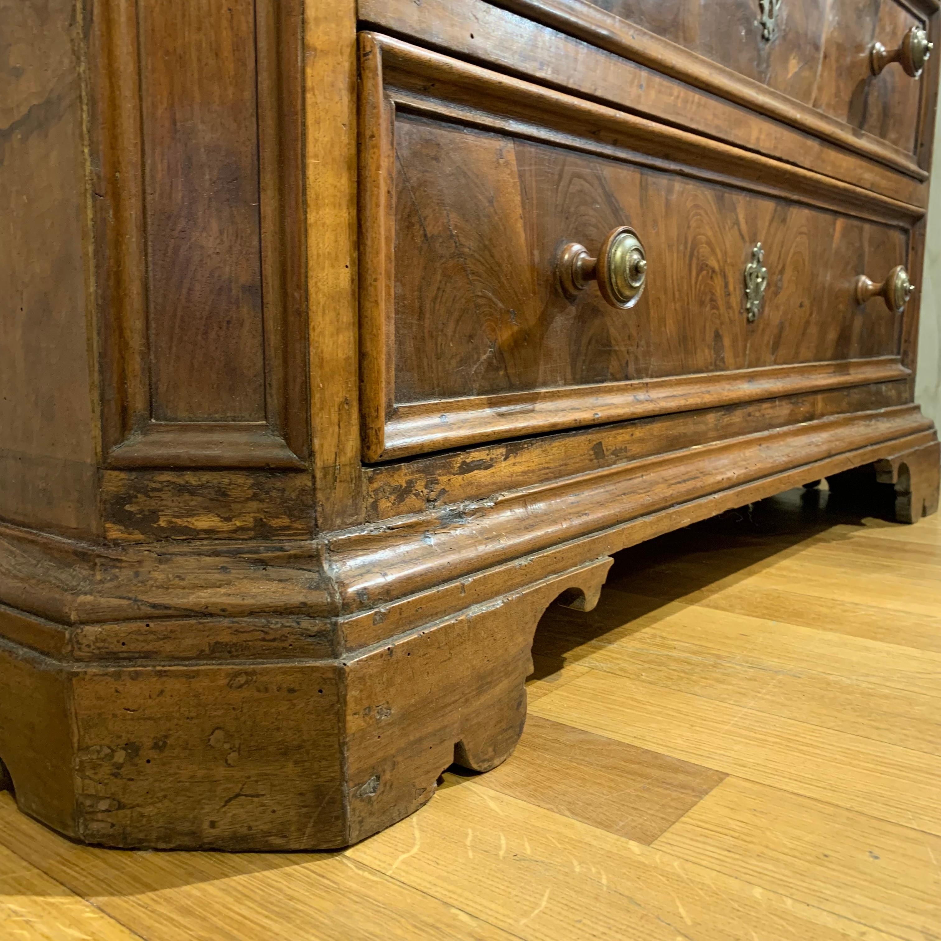 Late 17th Century Tuscany Walnut Chest of Drawer For Sale 7