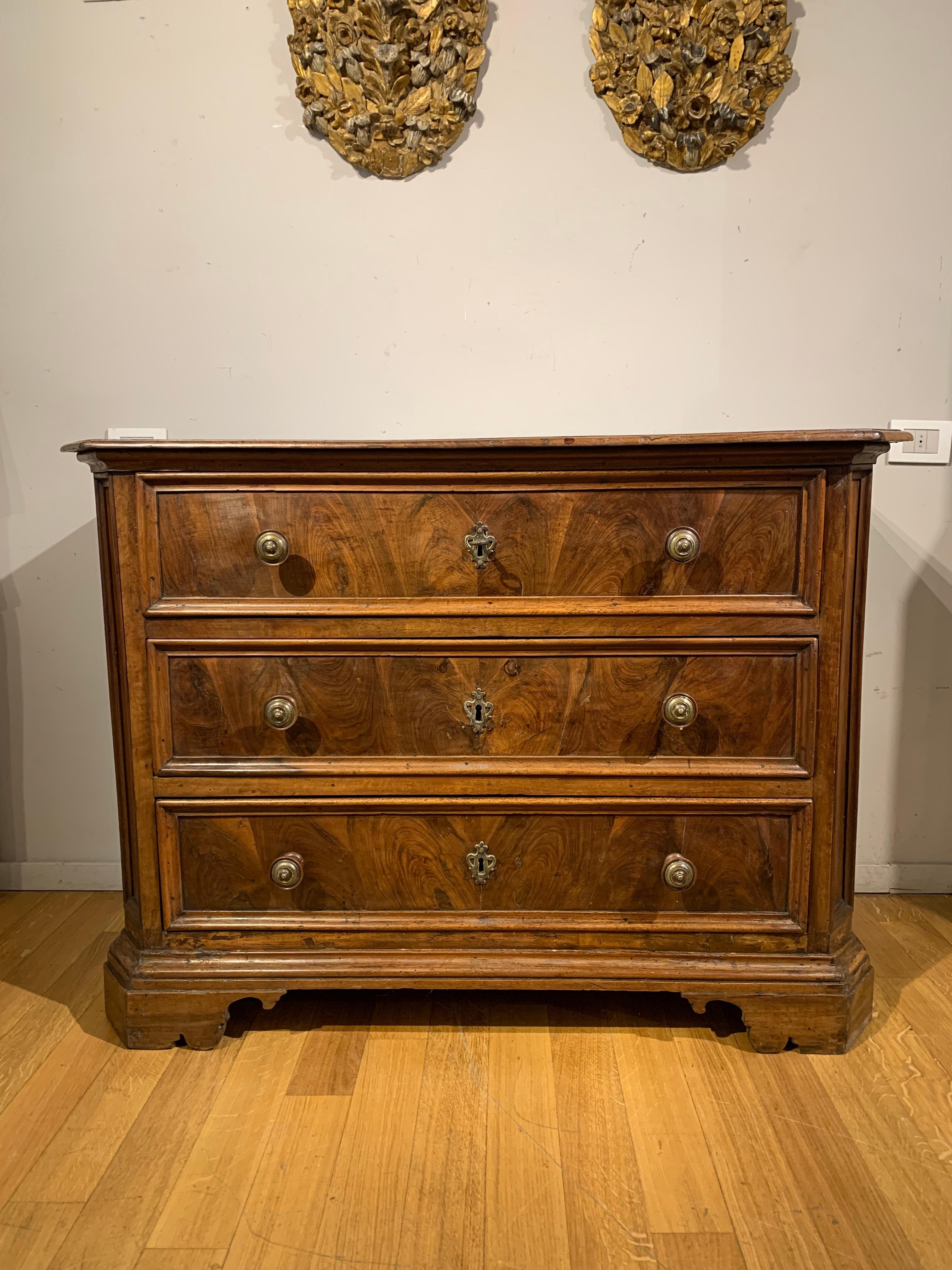 Beautiful small chest of drawers in solid walnut, slightly notched, top with bull's beak edge, three full-body drawers veneered in walnut with frames in solid walnut and knobs with bronze applications.
Bracket feet, original bronze and iron