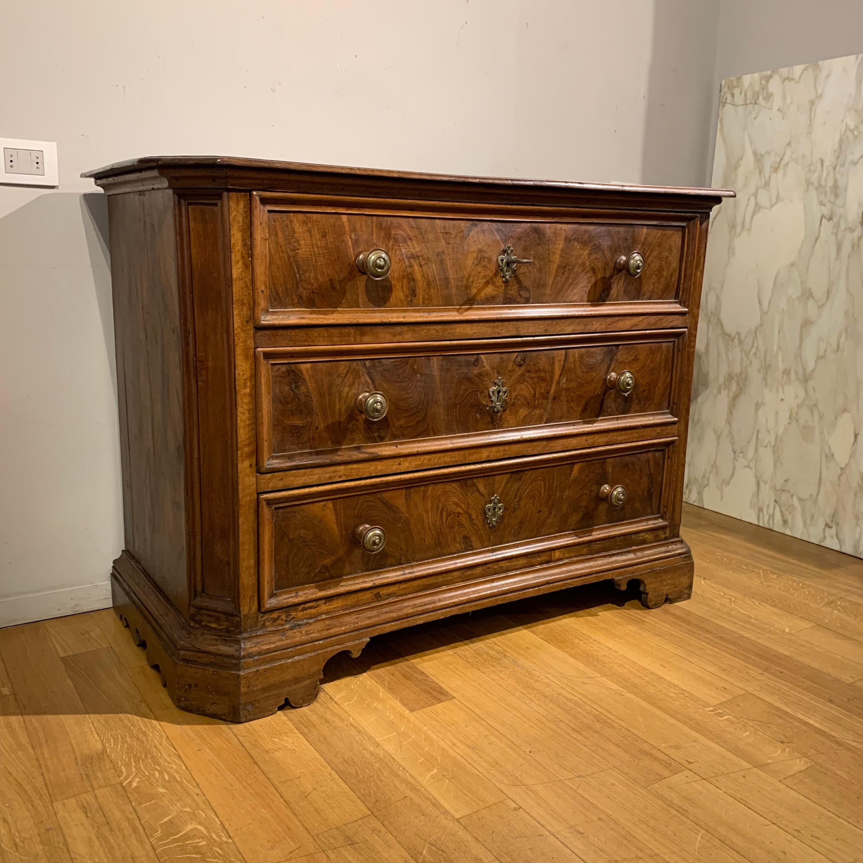 Late 17th Century Tuscany Walnut Chest of Drawer In Good Condition For Sale In Firenze, FI