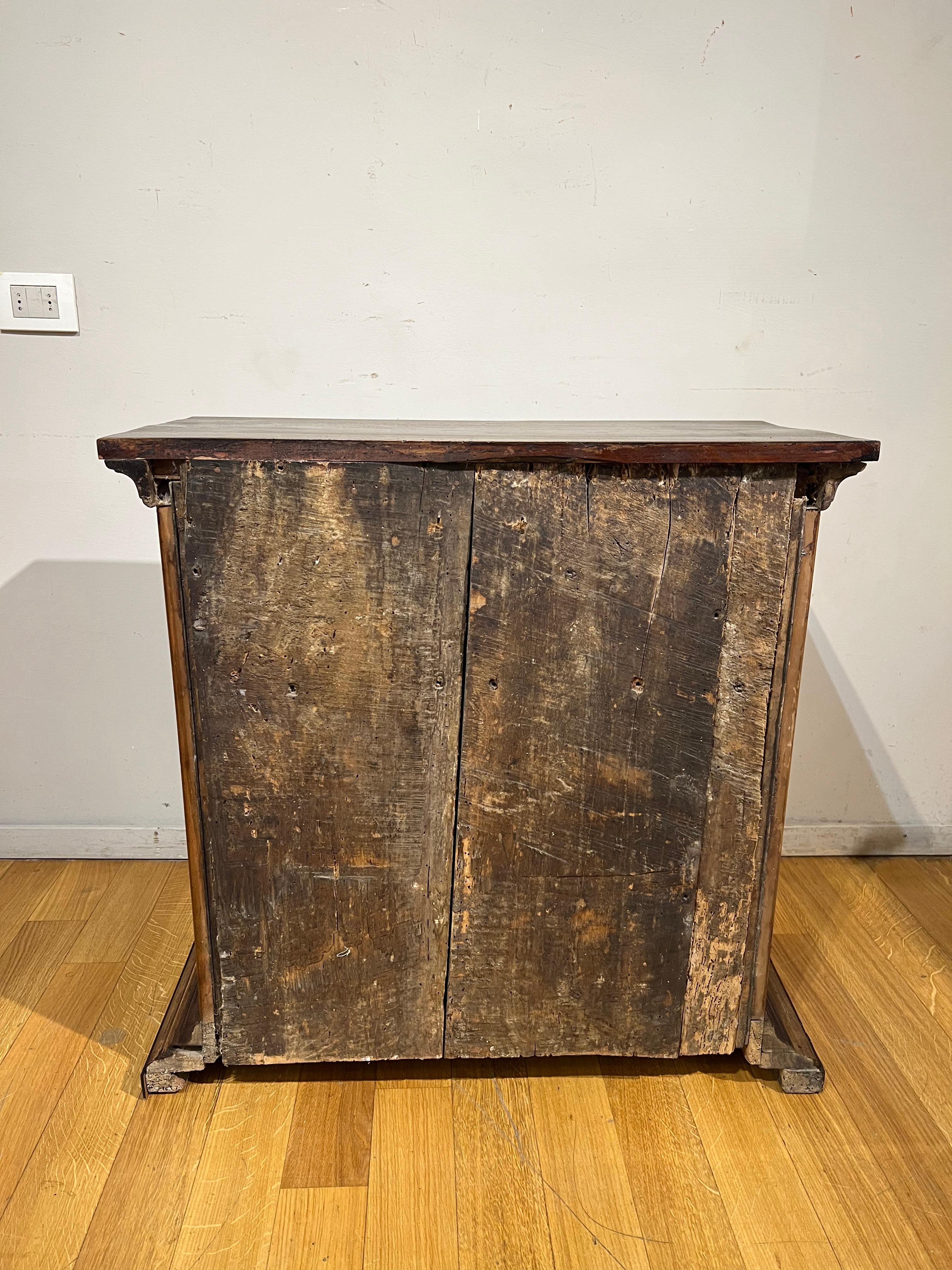 Late 17th Century Tuscany Walnut Credenza For Sale 6