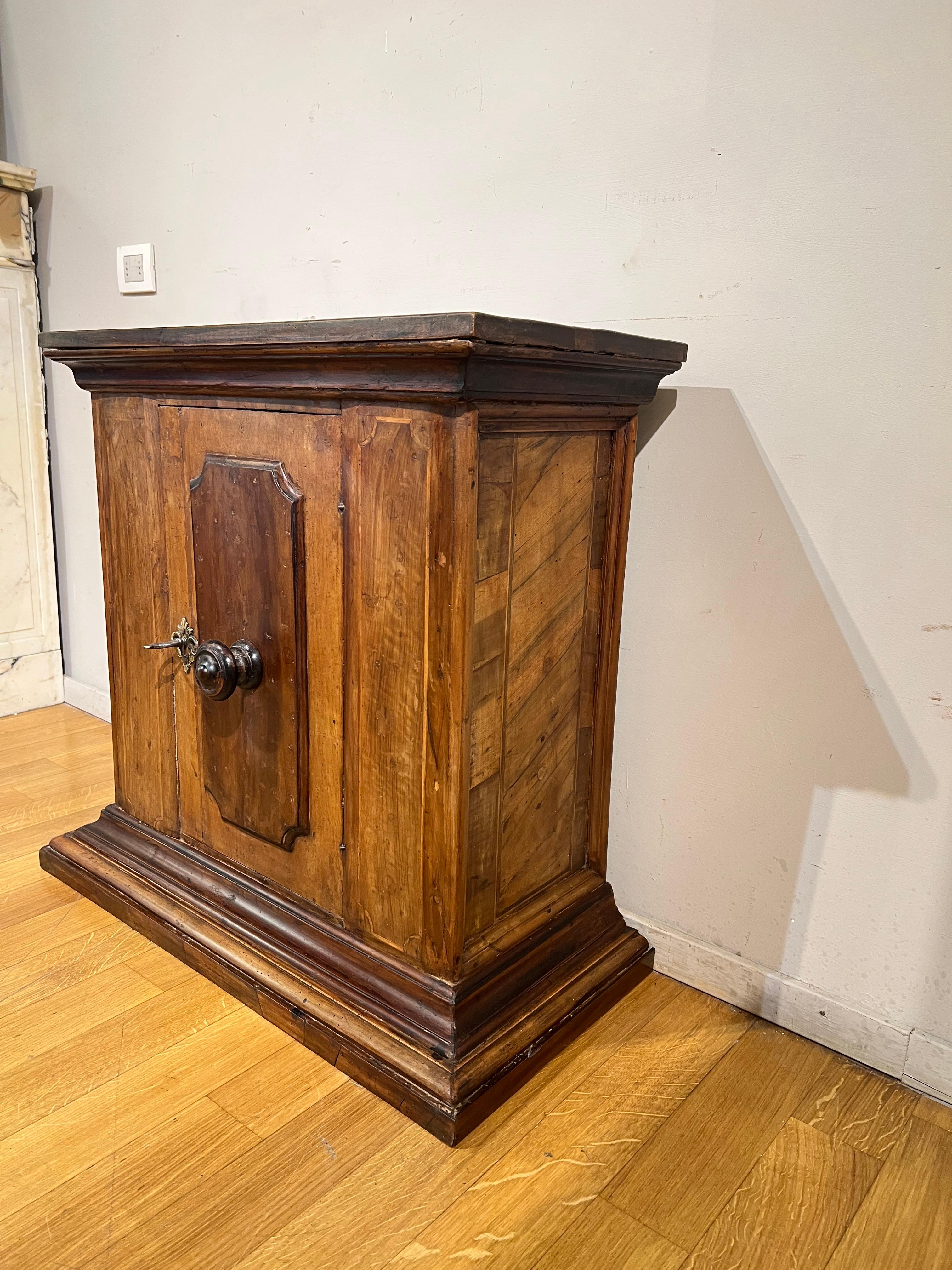 Late 17th Century Tuscany Walnut Credenza In Good Condition For Sale In Firenze, FI