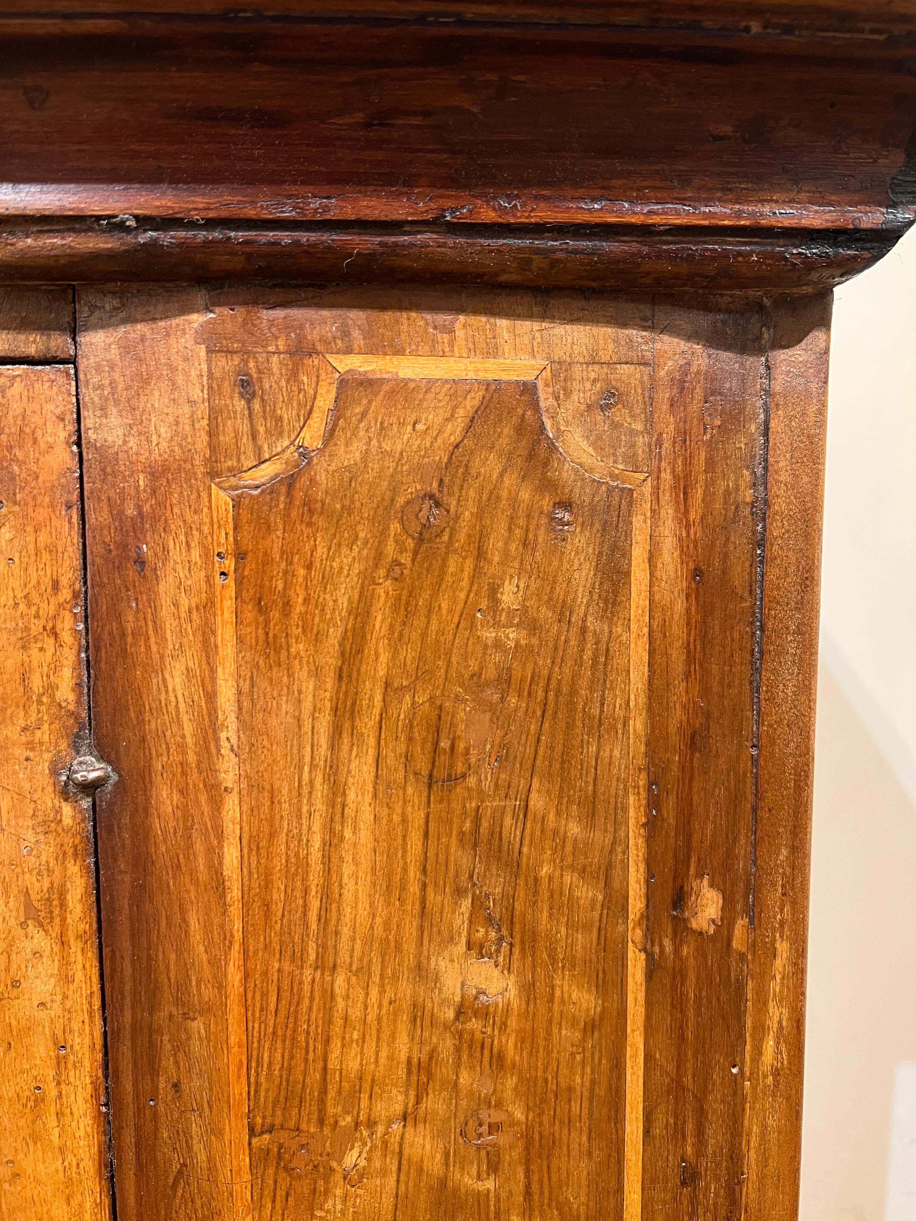 Late 17th Century Tuscany Walnut Credenza For Sale 1