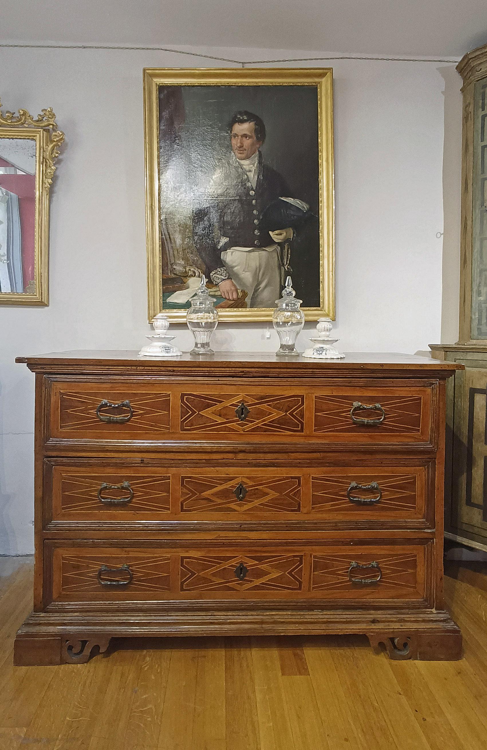 LATE 17th CENTURY WALNUT CHEST OF DRAWERS WITH LOUIS XIV INLAYS in vendita 2