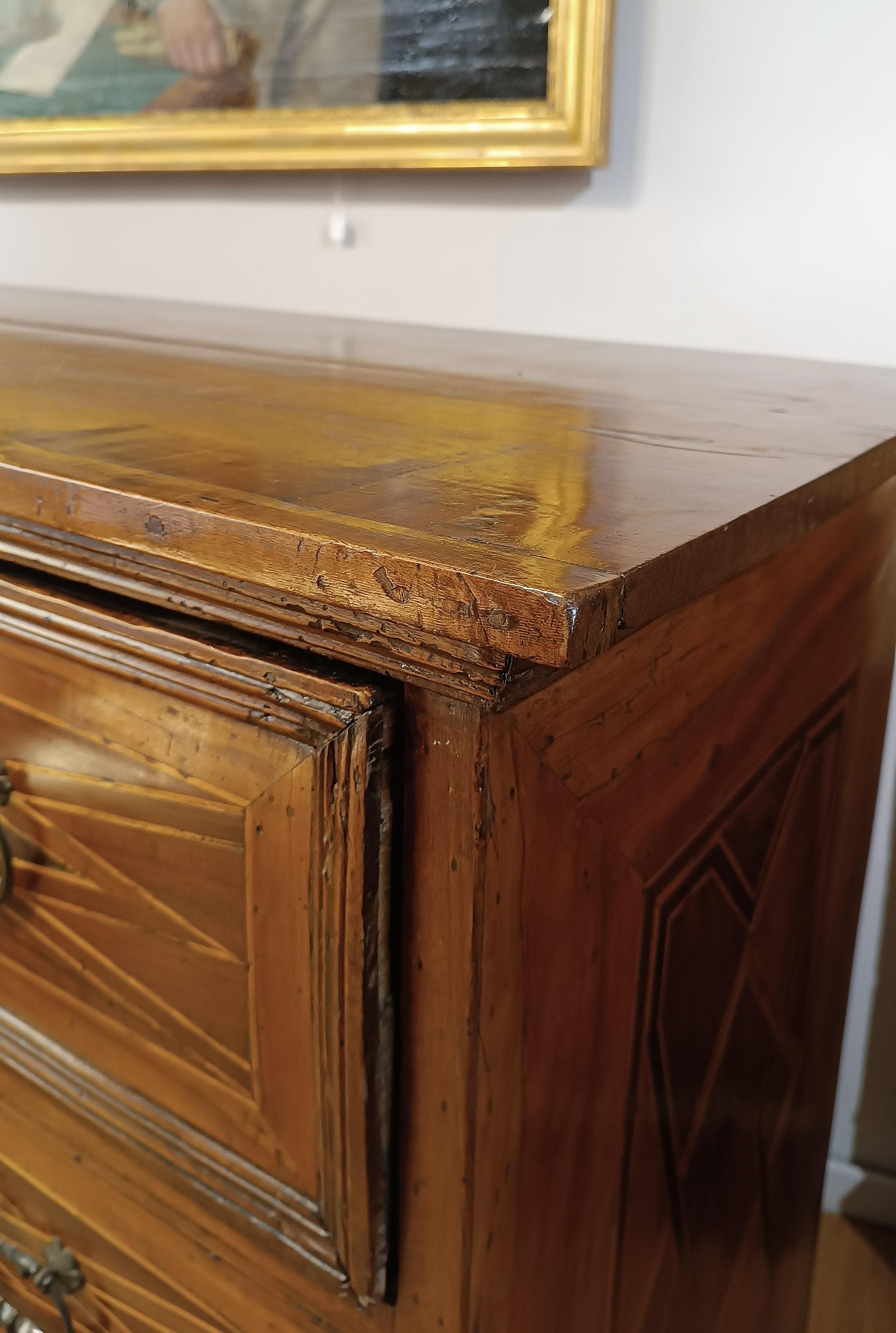 LATE 17th CENTURY WALNUT CHEST OF DRAWERS WITH LOUIS XIV INLAYS in vendita 4