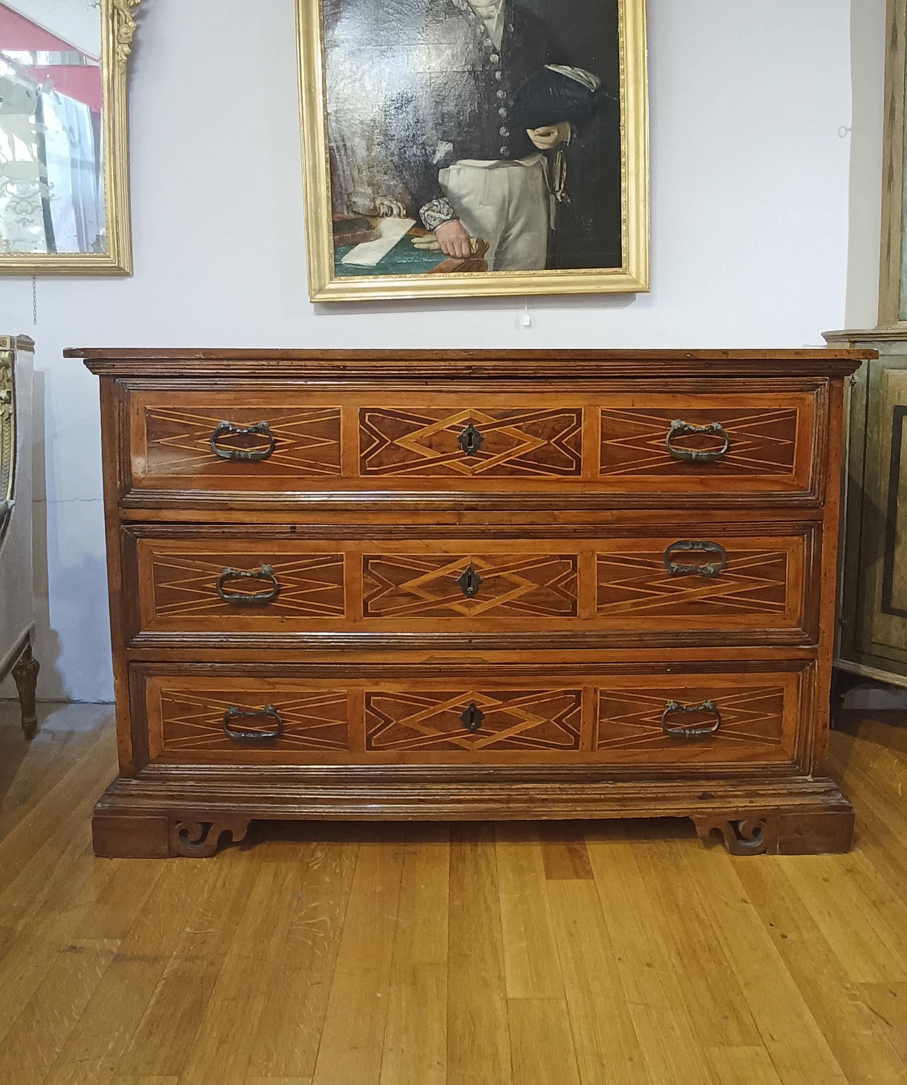 LATE 17th CENTURY WALNUT CHEST OF DRAWERS WITH LOUIS XIV INLAYS in vendita 5