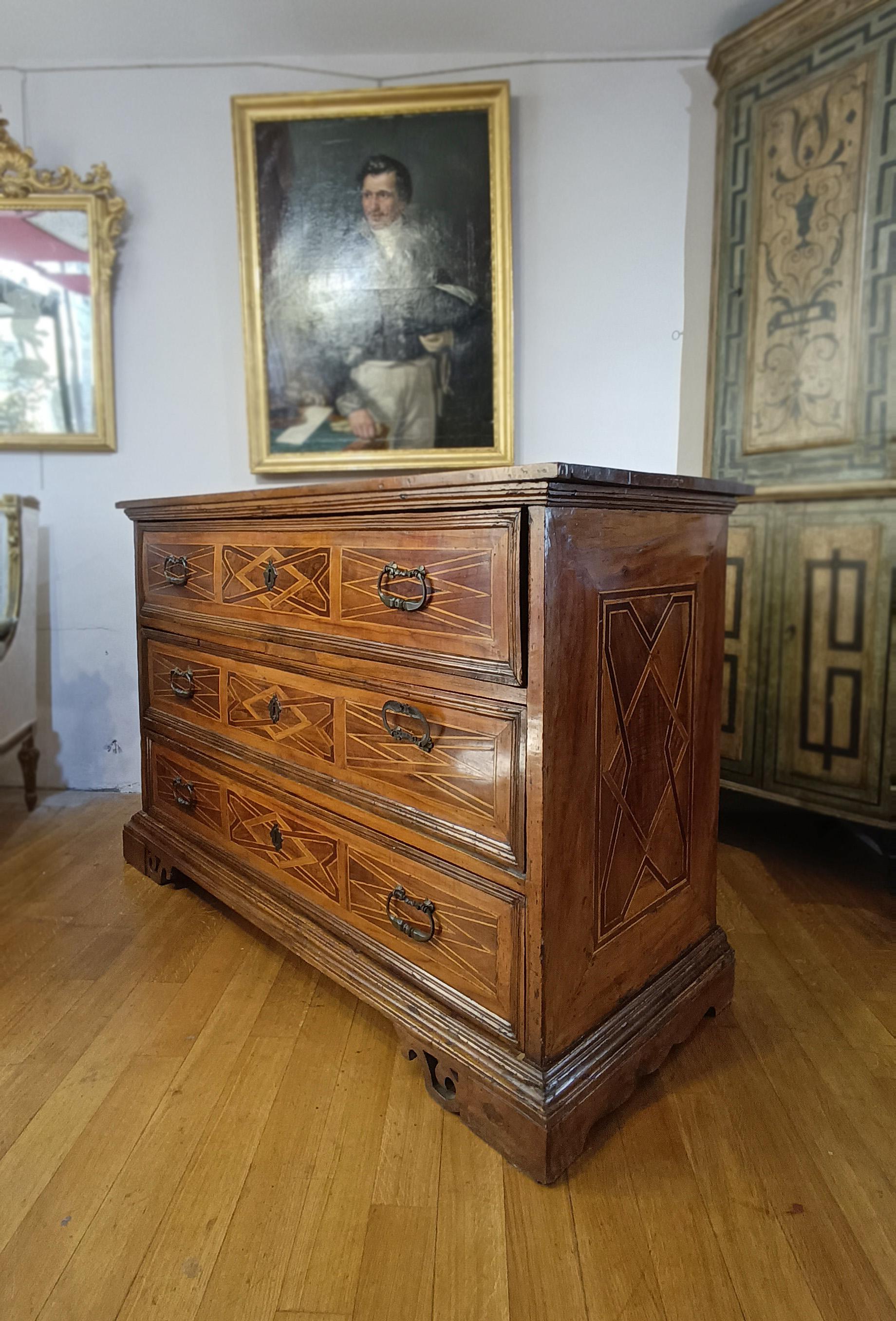 Luigi XIV LATE 17th CENTURY WALNUT CHEST OF DRAWERS WITH LOUIS XIV INLAYS in vendita