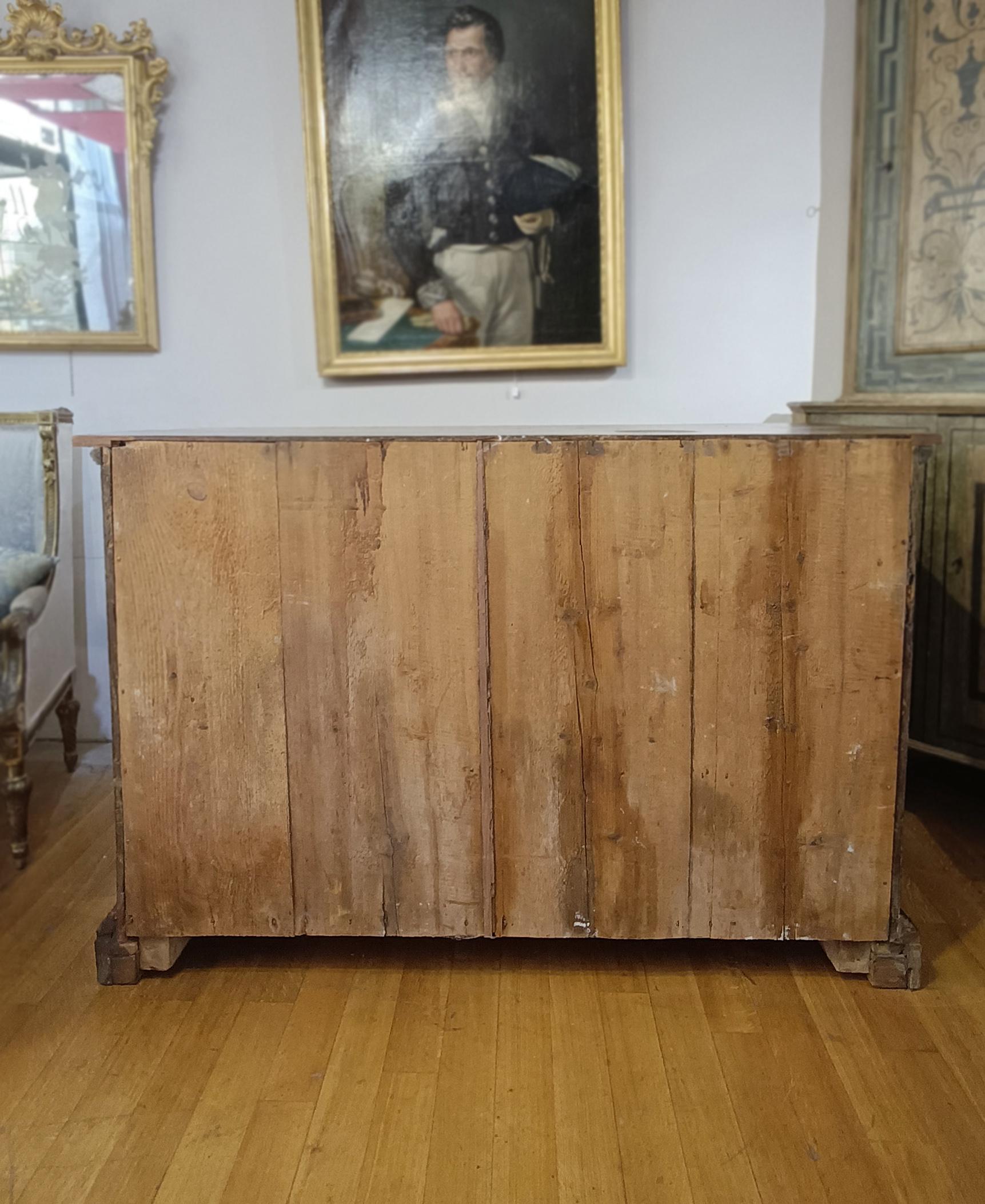 Italian LATE 17th CENTURY WALNUT CHEST OF DRAWERS WITH LOUIS XIV INLAYS in vendita