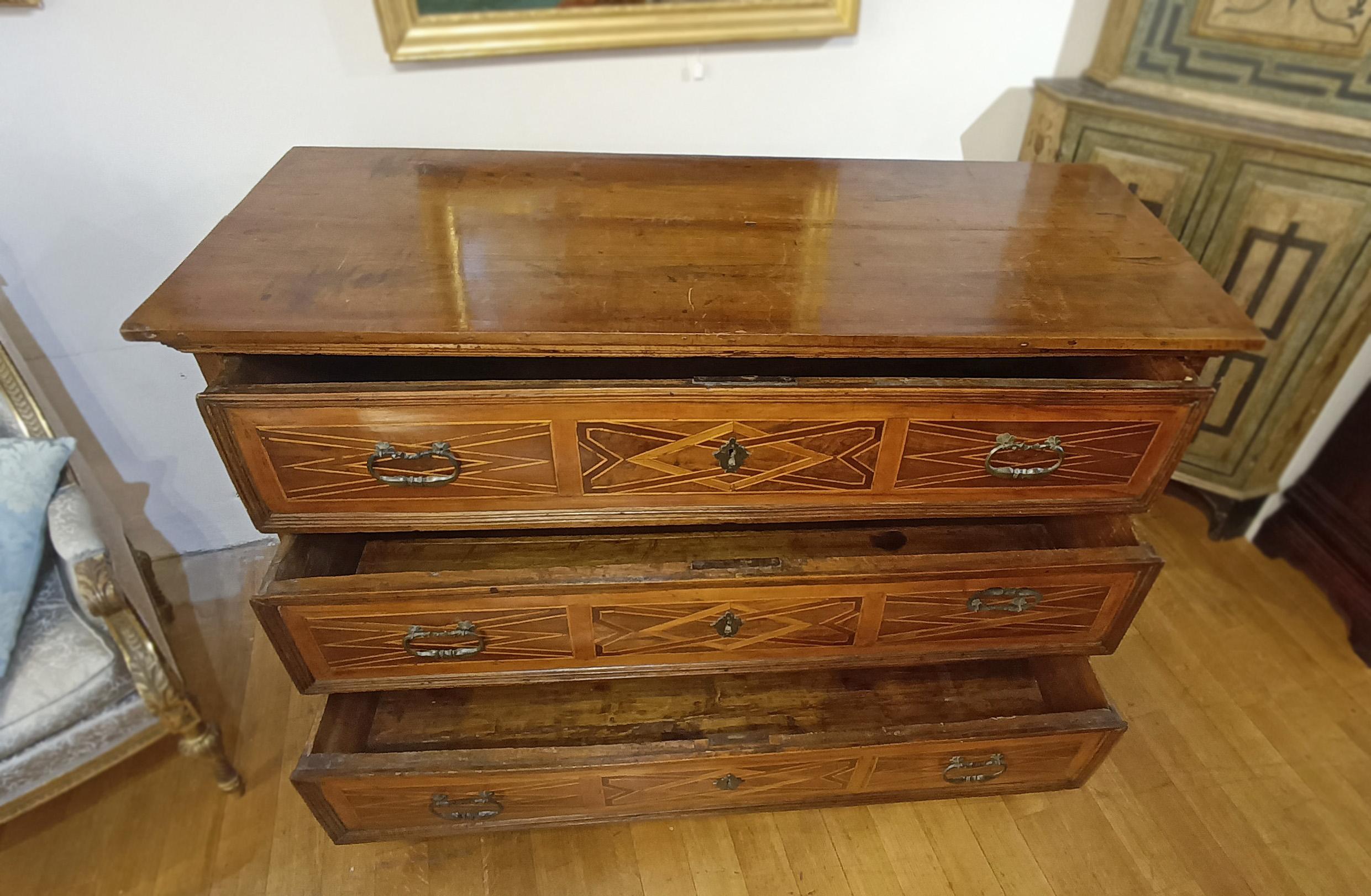 Intagliato a mano LATE 17th CENTURY WALNUT CHEST OF DRAWERS WITH LOUIS XIV INLAYS in vendita