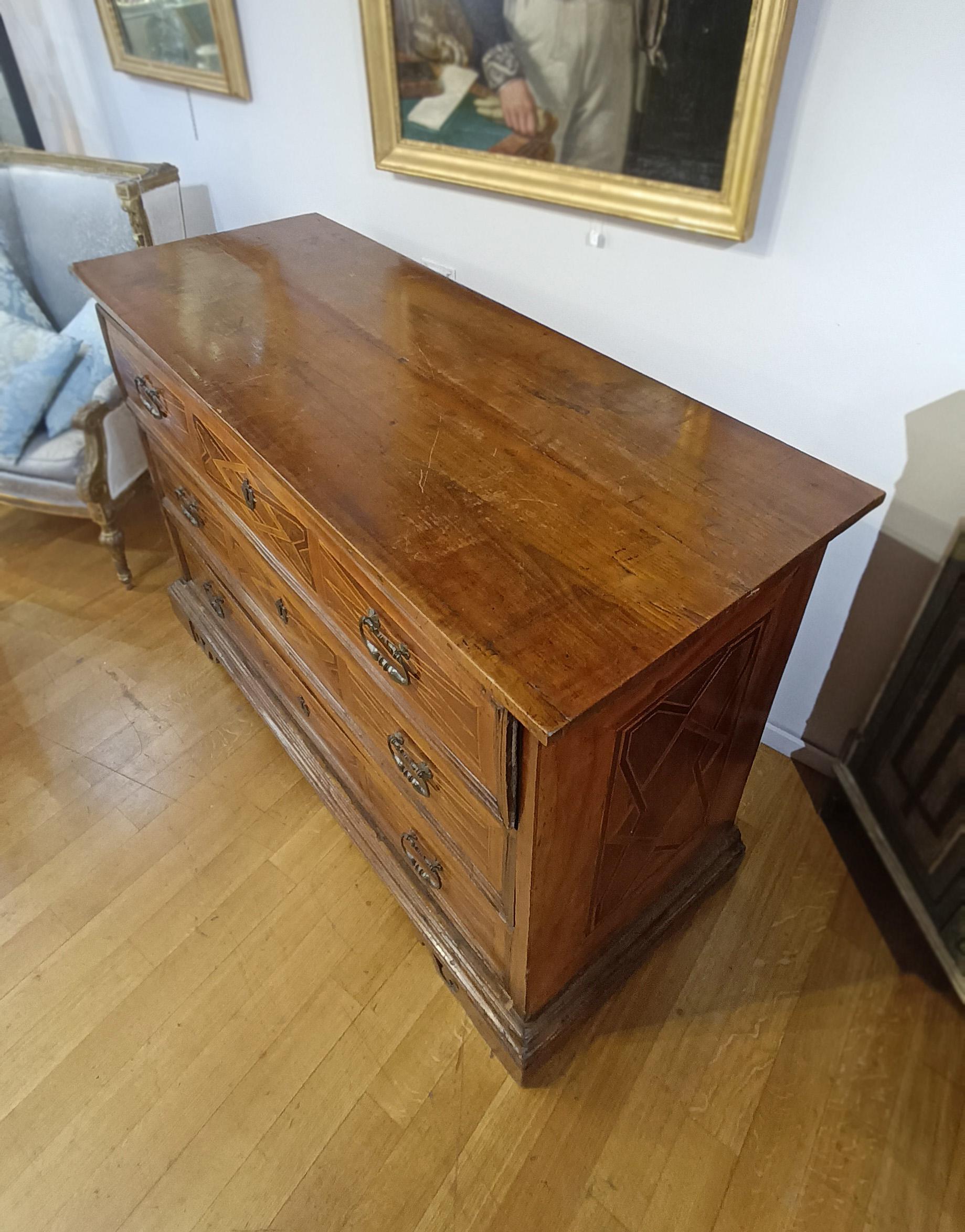 LATE 17th CENTURY WALNUT CHEST OF DRAWERS WITH LOUIS XIV INLAYS In condizioni buone in vendita a Firenze, FI