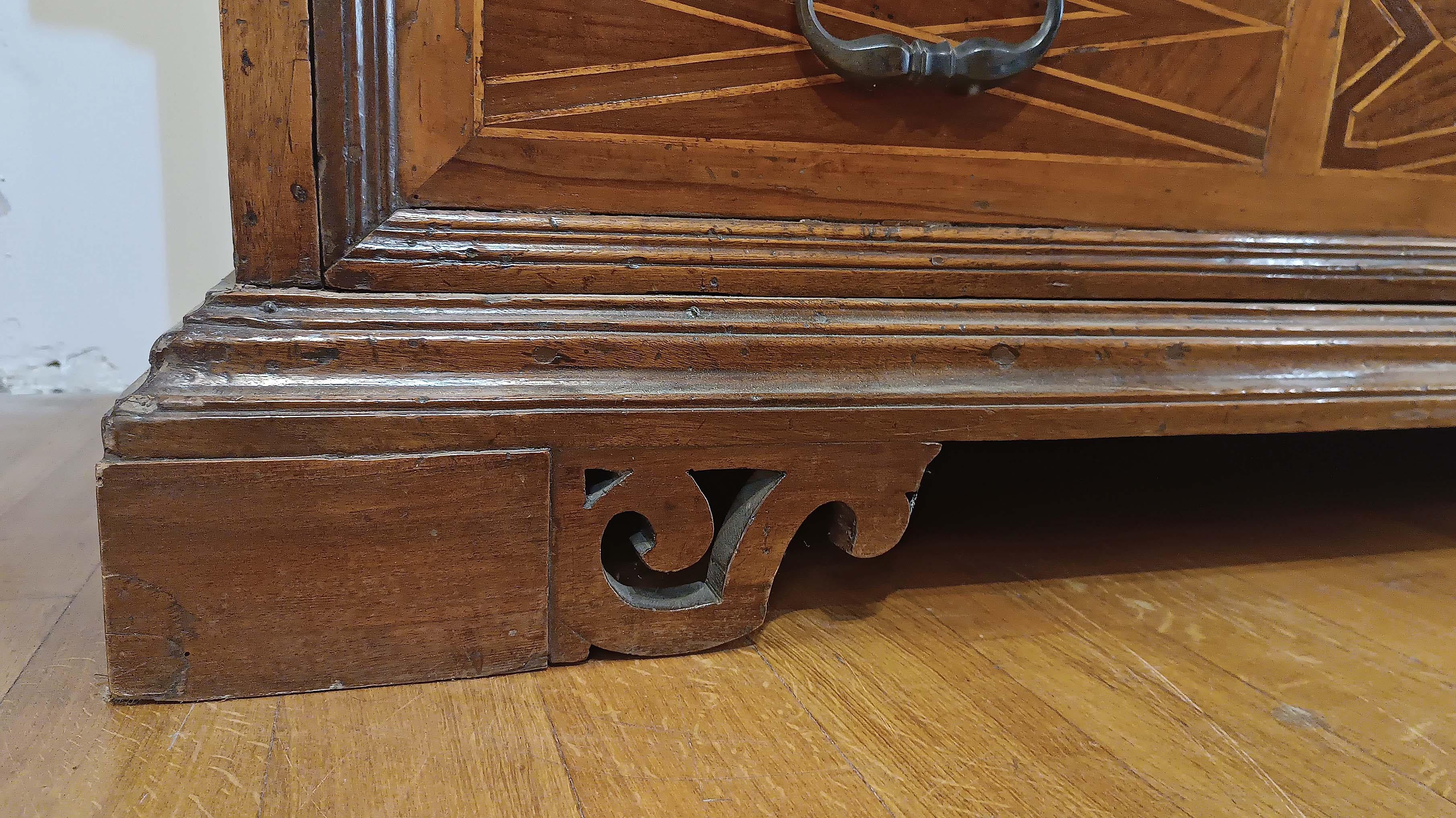 17th Century LATE 17th CENTURY WALNUT CHEST OF DRAWERS WITH LOUIS XIV INLAYS in vendita