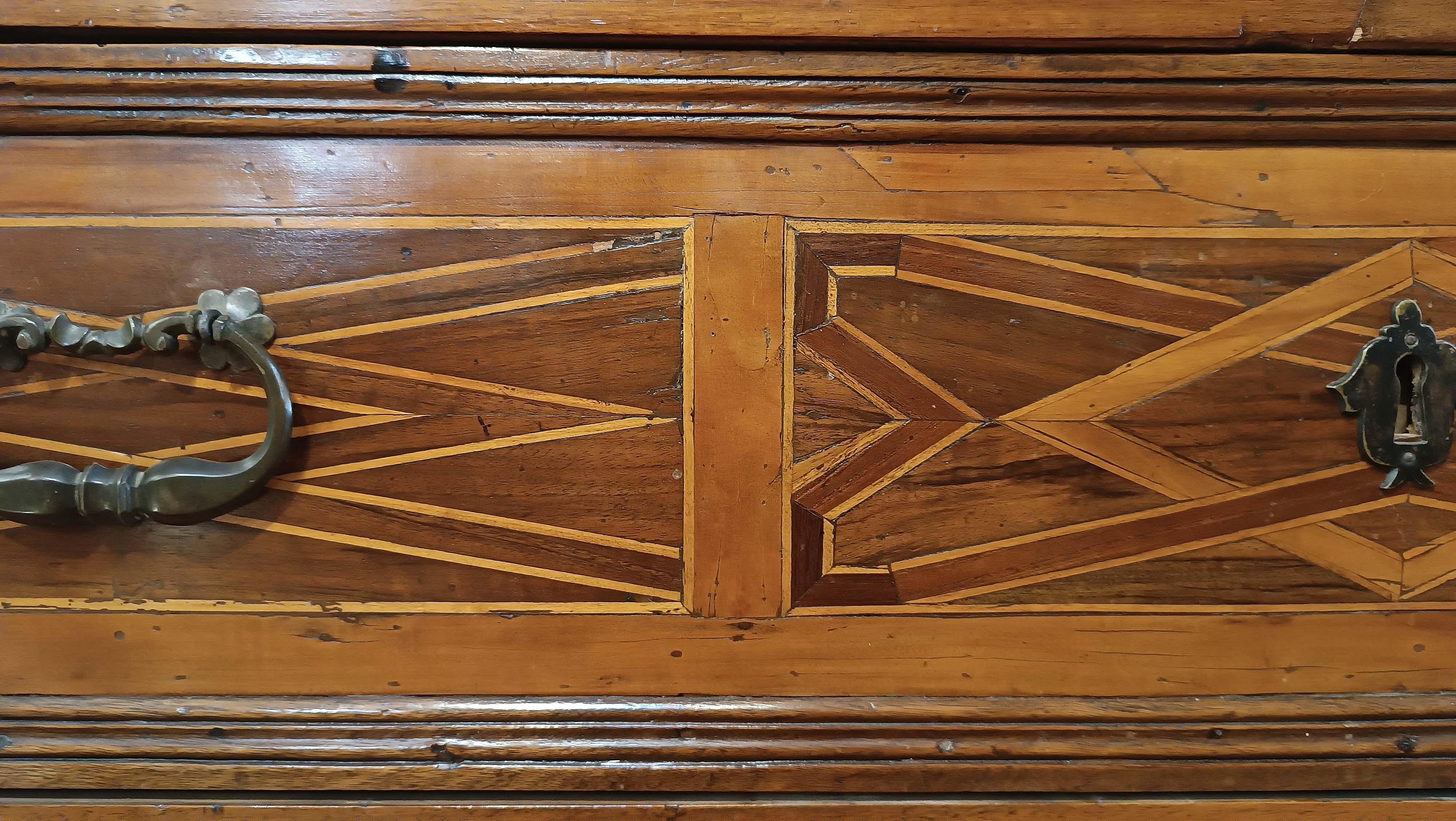 Legno di alberi da frutto LATE 17th CENTURY WALNUT CHEST OF DRAWERS WITH LOUIS XIV INLAYS in vendita