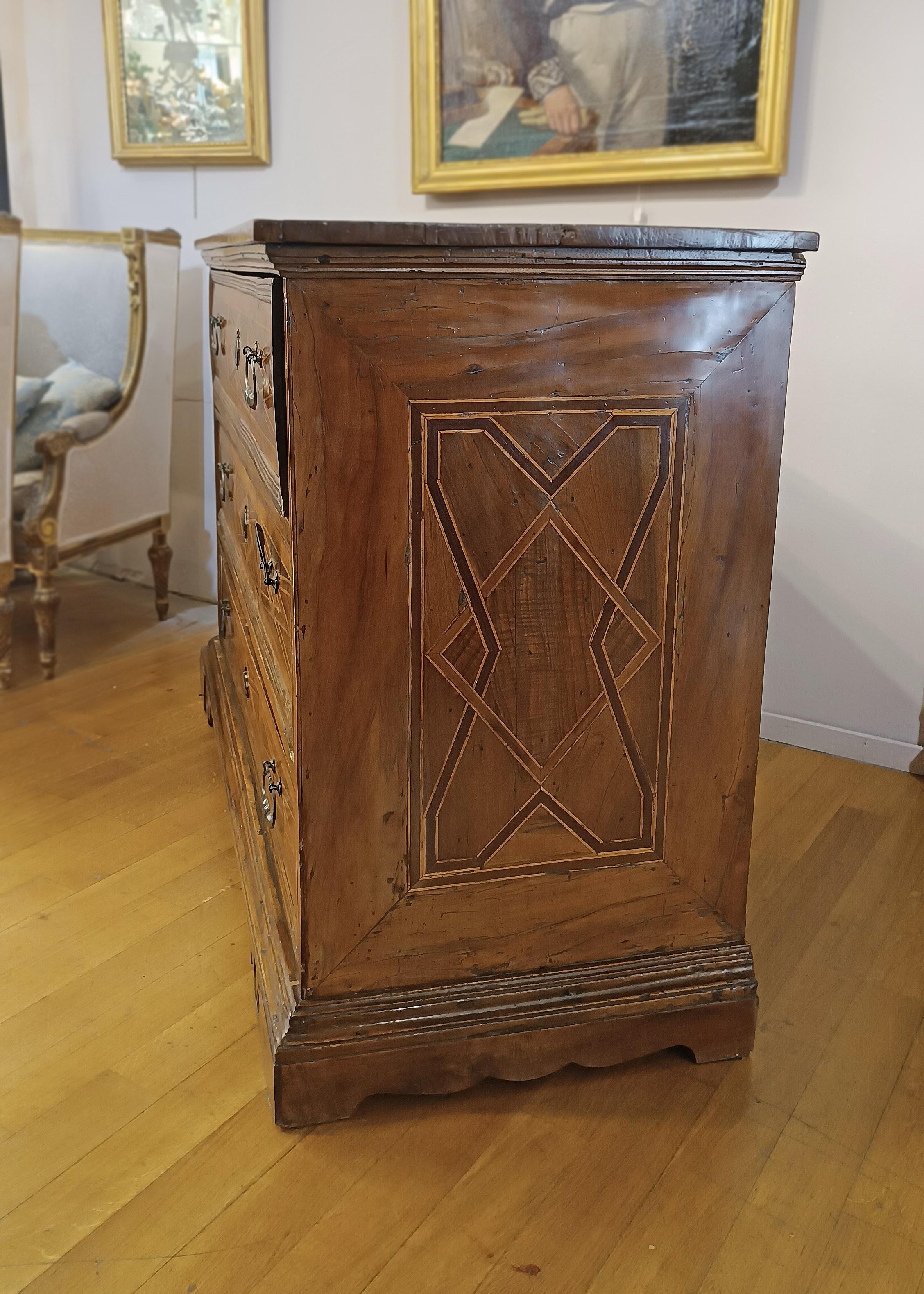 LATE 17th CENTURY WALNUT CHEST OF DRAWERS WITH LOUIS XIV INLAYS in vendita 1
