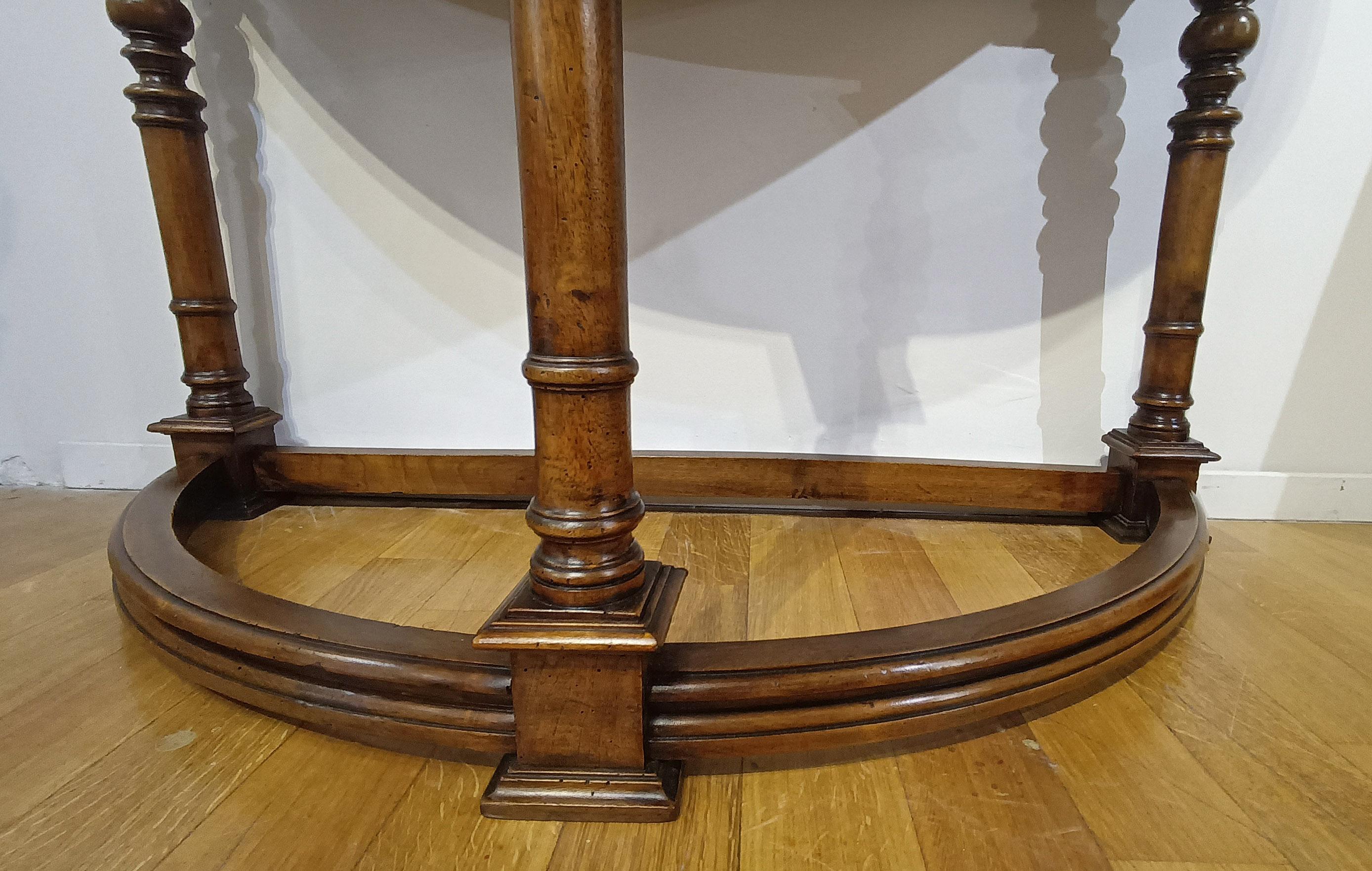 SPÄTES 17. JAHRHUNDERT WALNUSS HALBMOND KONSOLENTISCH (17th Century) im Angebot