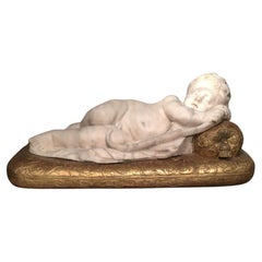 Fin du XVIIe siècle Sculpture Cupidon nu en marbre blanc sculpté sur base dorée