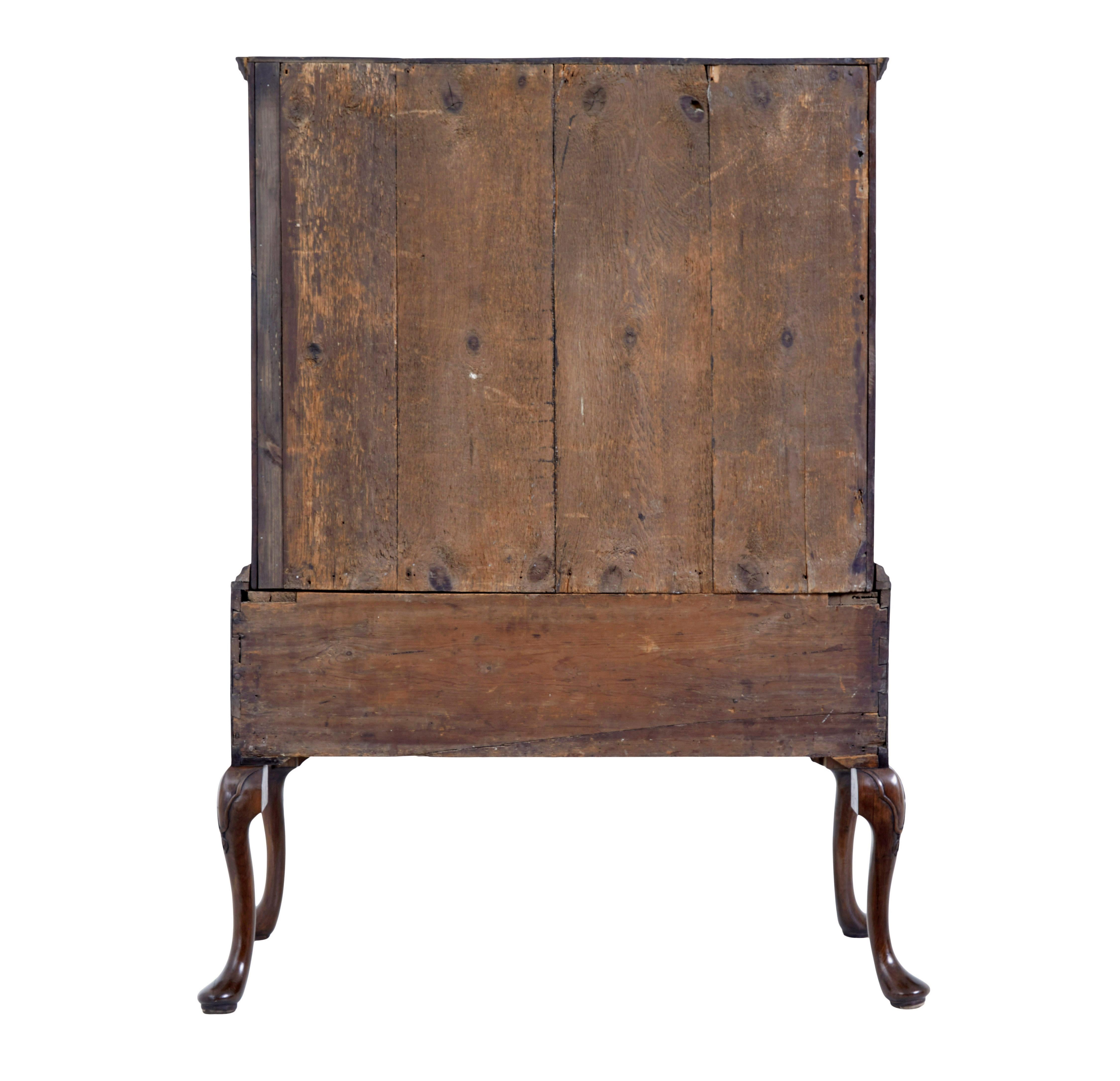 Inglese Cassapanca in noce di William & Mary della fine del XVII secolo su piedistallo in vendita