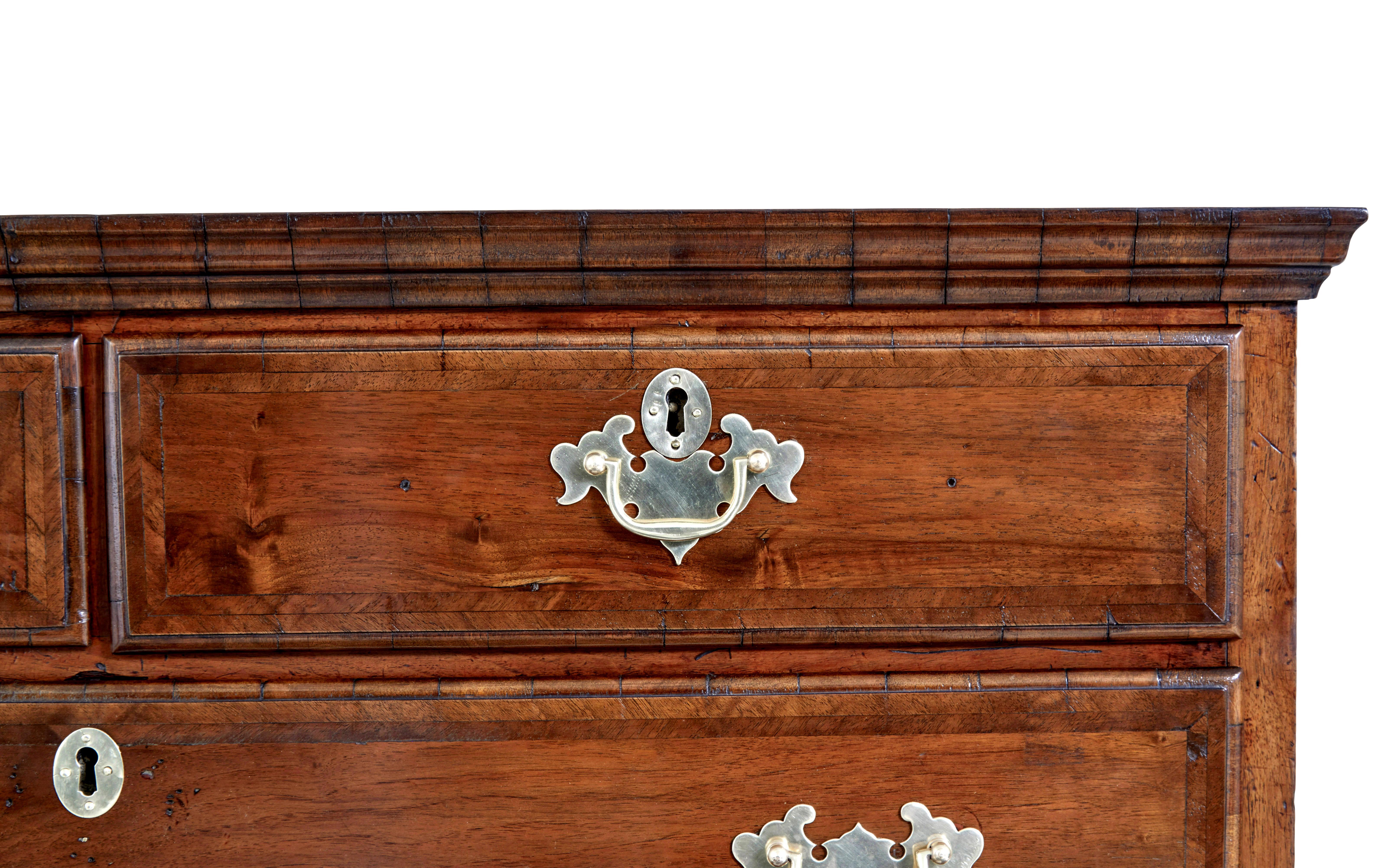 Ottone Cassapanca in noce di William & Mary della fine del XVII secolo su piedistallo in vendita