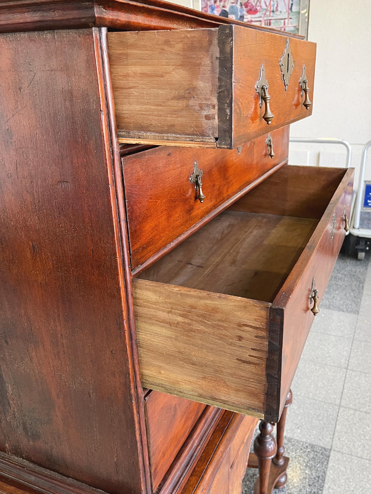 Legno Cassettiera di William & Mary della fine del XVII secolo in vendita