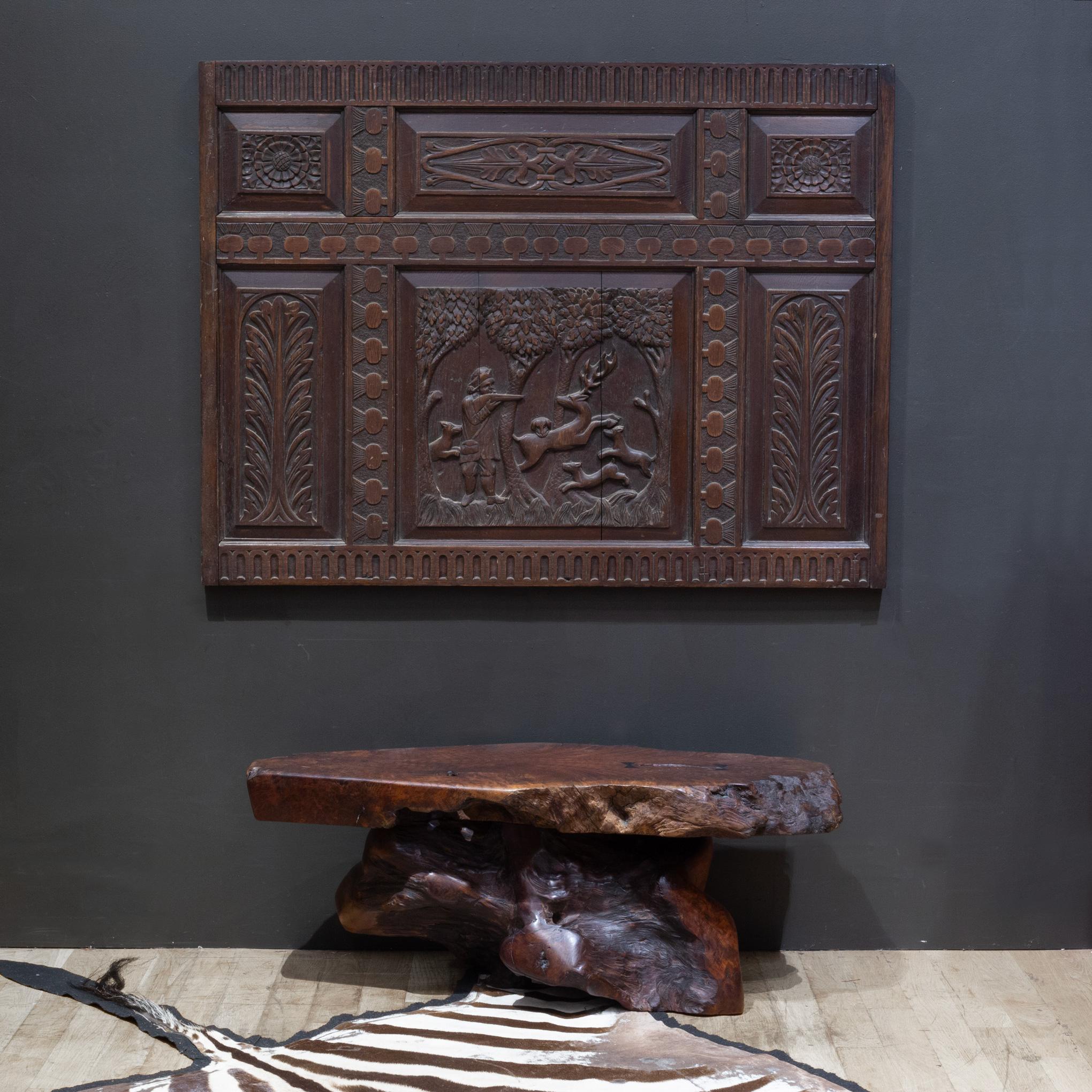 Un objet flamand ou hollandais de la fin du 17e siècle ou du début du 18e siècle.
Panneau de bois sculpté, provenant peut-être d'un panneau mural, ou d'un élément d'une
grande armoire, provenant probablement d'un pavillon de chasse.