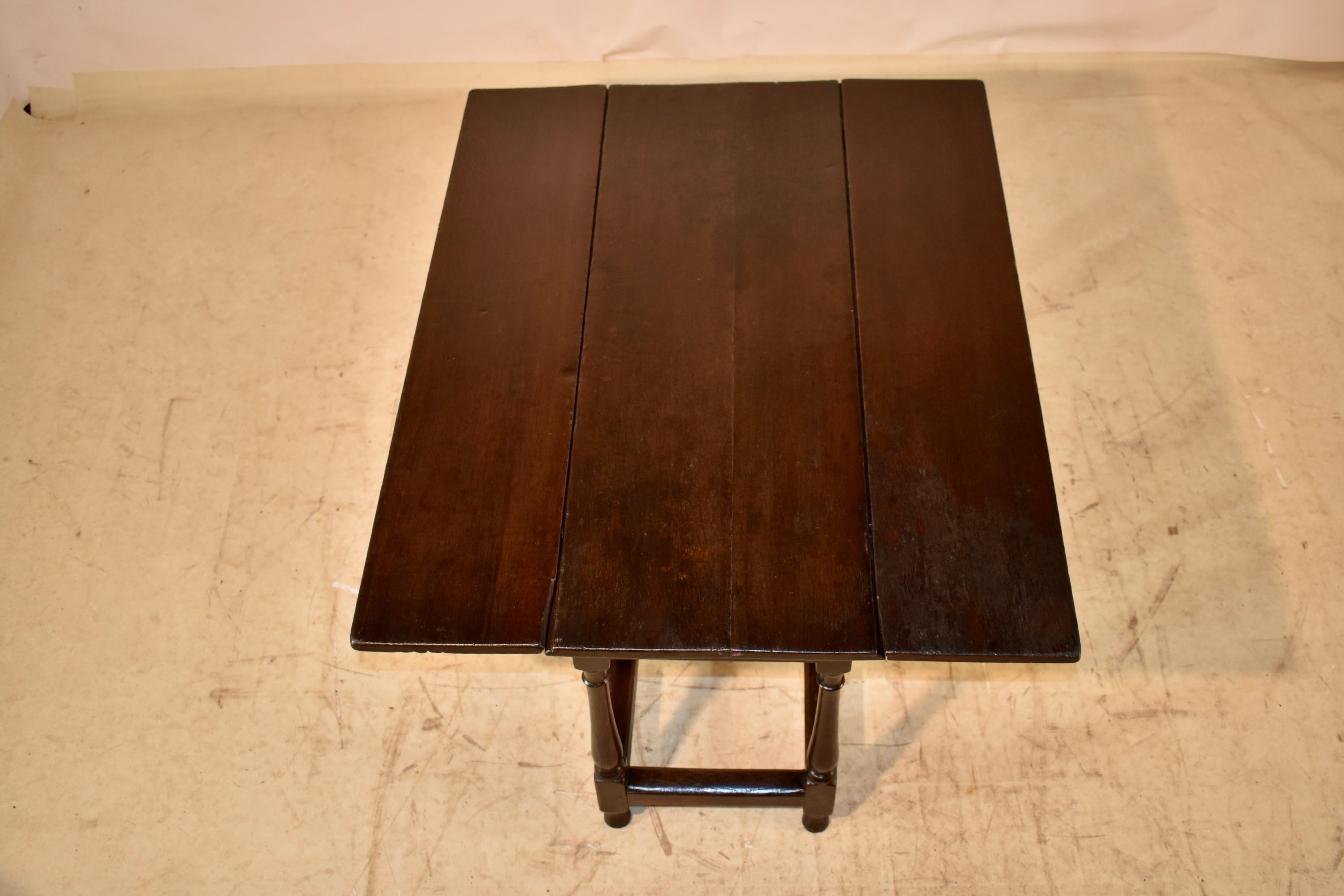Late 17th - Early 18th Century Drop Leaf Table from England For Sale 5