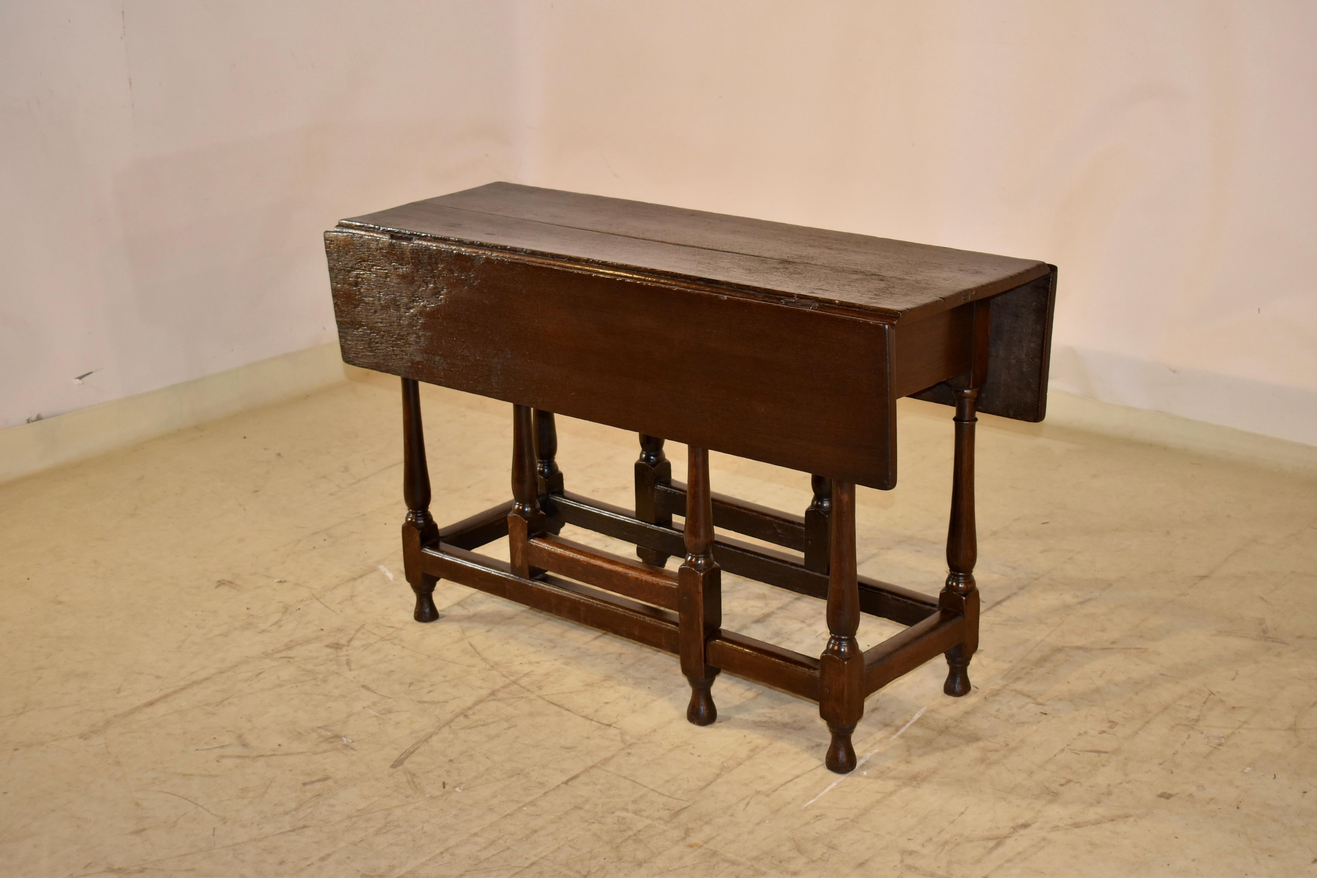 Late 17th - Early 18th Century Drop Leaf Table from England In Good Condition For Sale In High Point, NC
