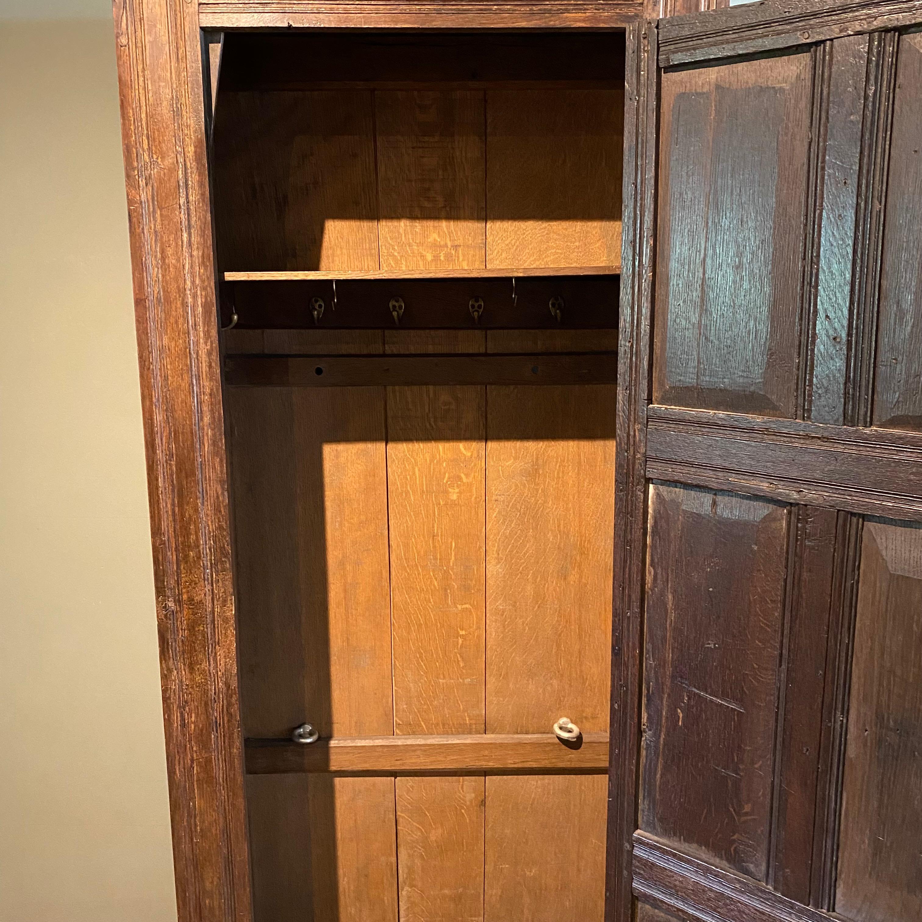 Late 17th / Early 18th Century English Oak Cupboard In Good Condition In Tetbury, GB