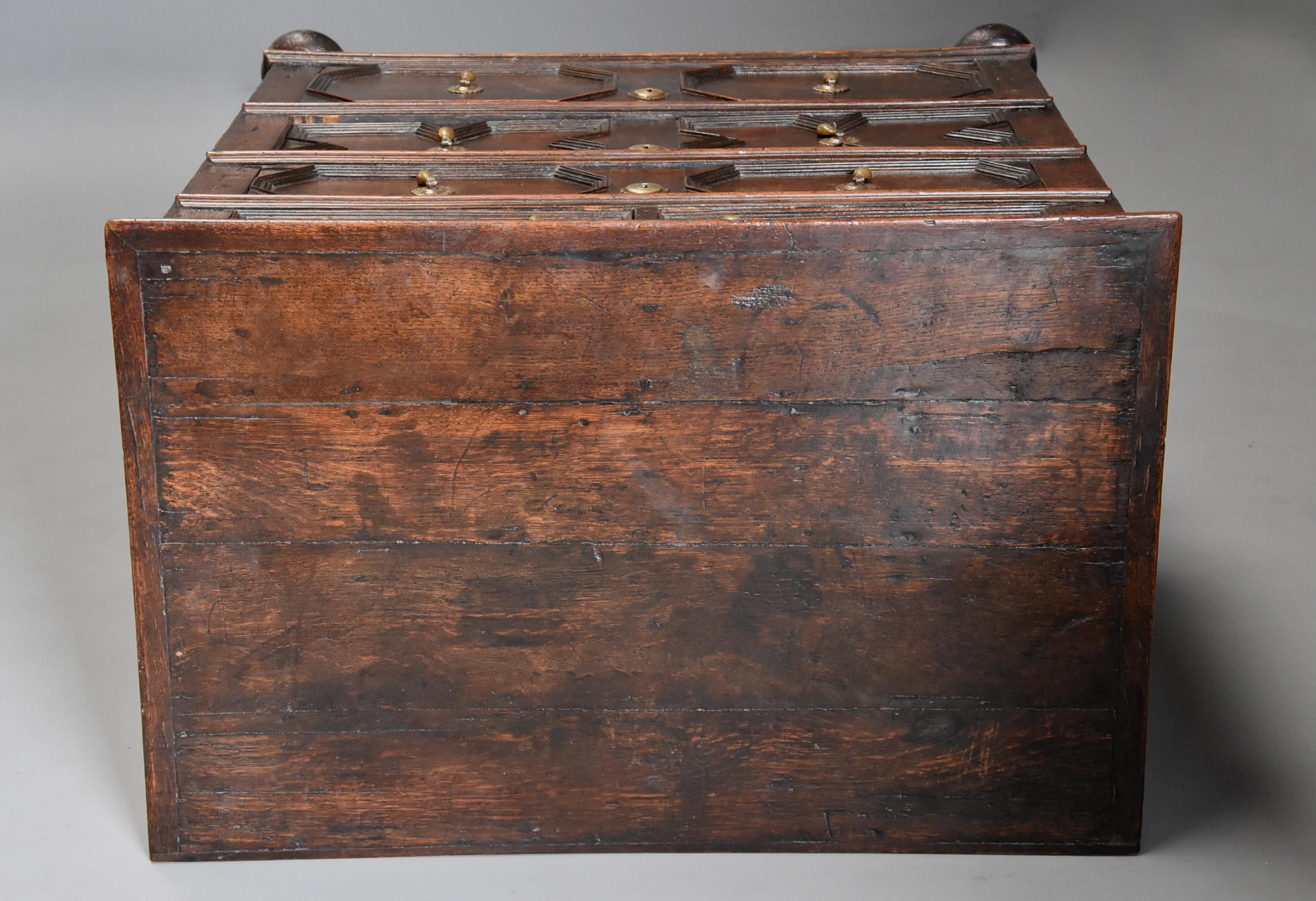 Late 17th-Early 18th Century English Oak Moulded Front Chest of Drawers For Sale 6
