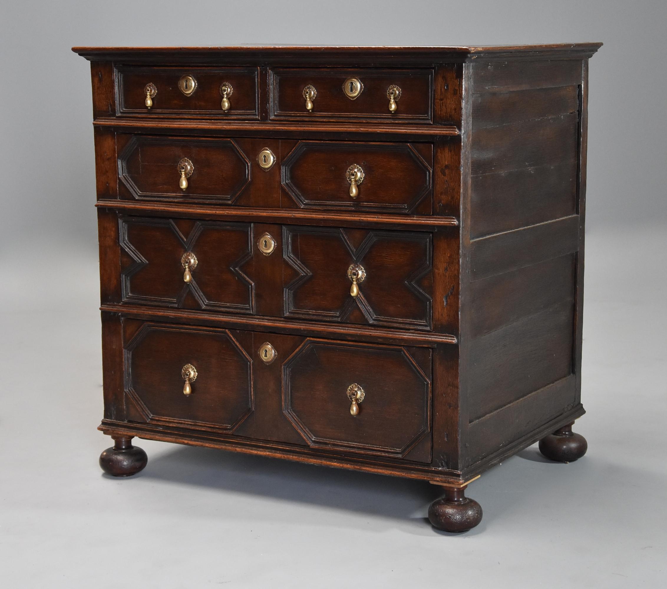 Late 17th-Early 18th Century English Oak Moulded Front Chest of Drawers In Good Condition For Sale In Suffolk, GB