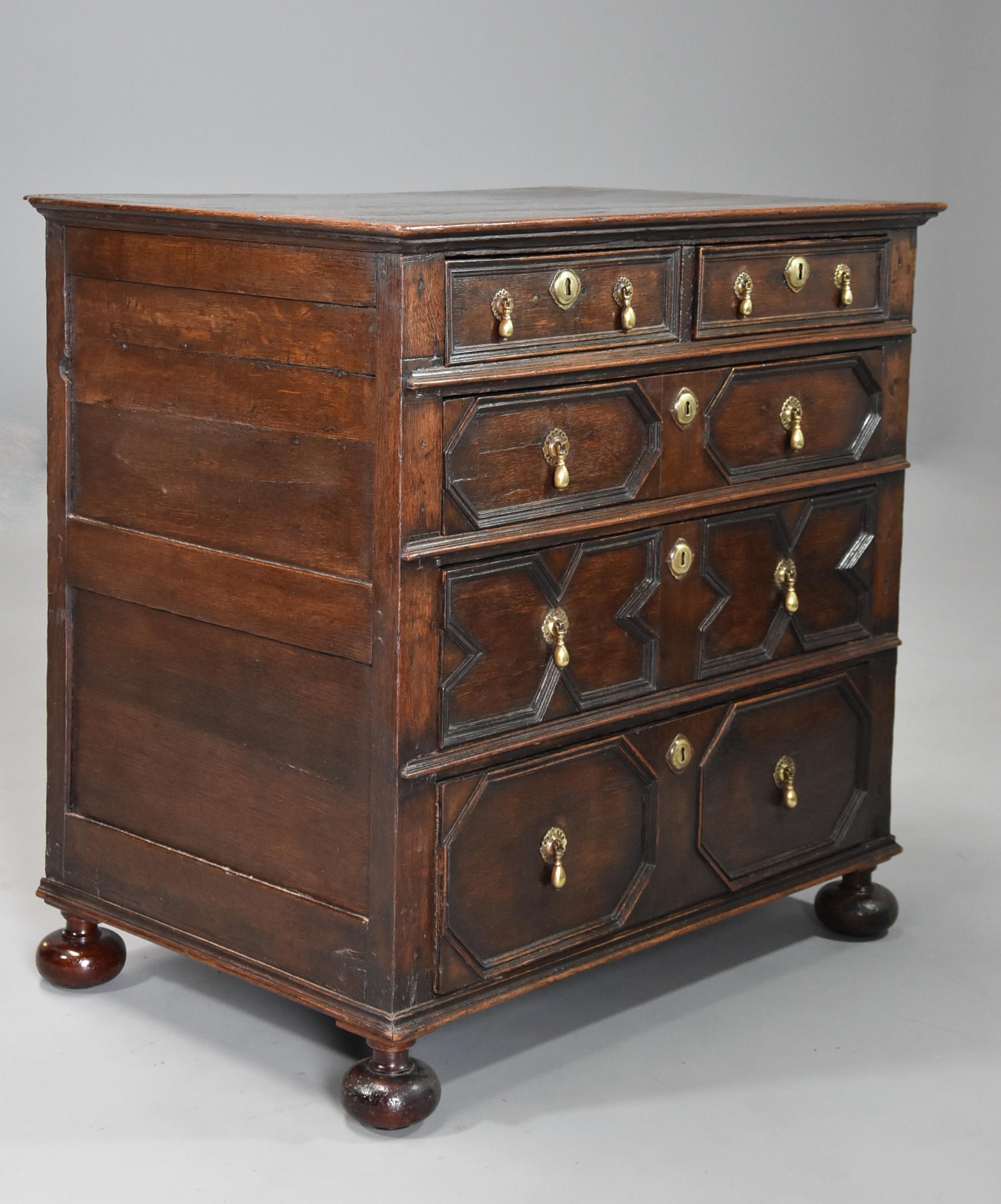 Late 17th-Early 18th Century English Oak Moulded Front Chest of Drawers For Sale 1