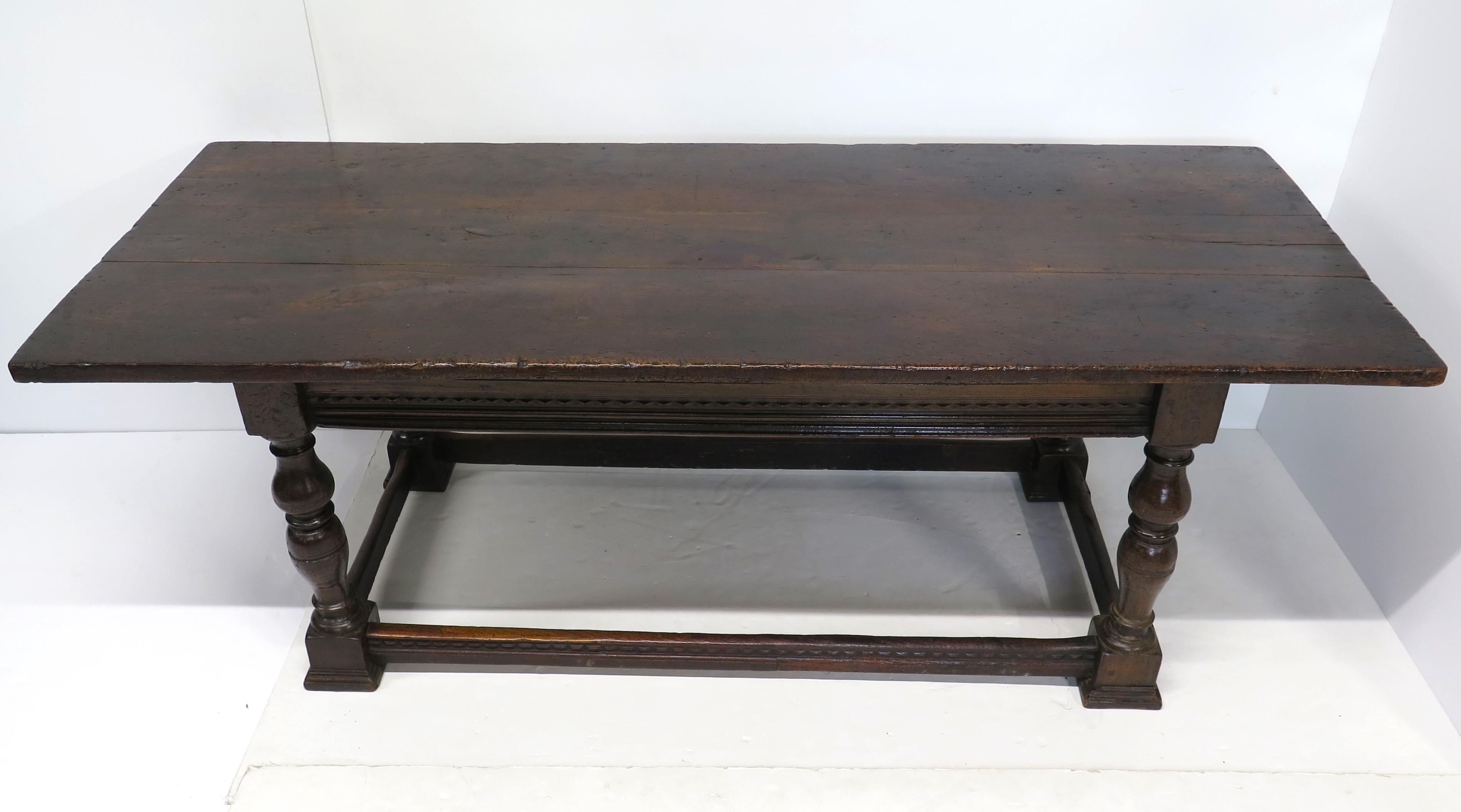 Hand-Carved Late 17th-Early 18th Century English Oak Refectory Table For Sale