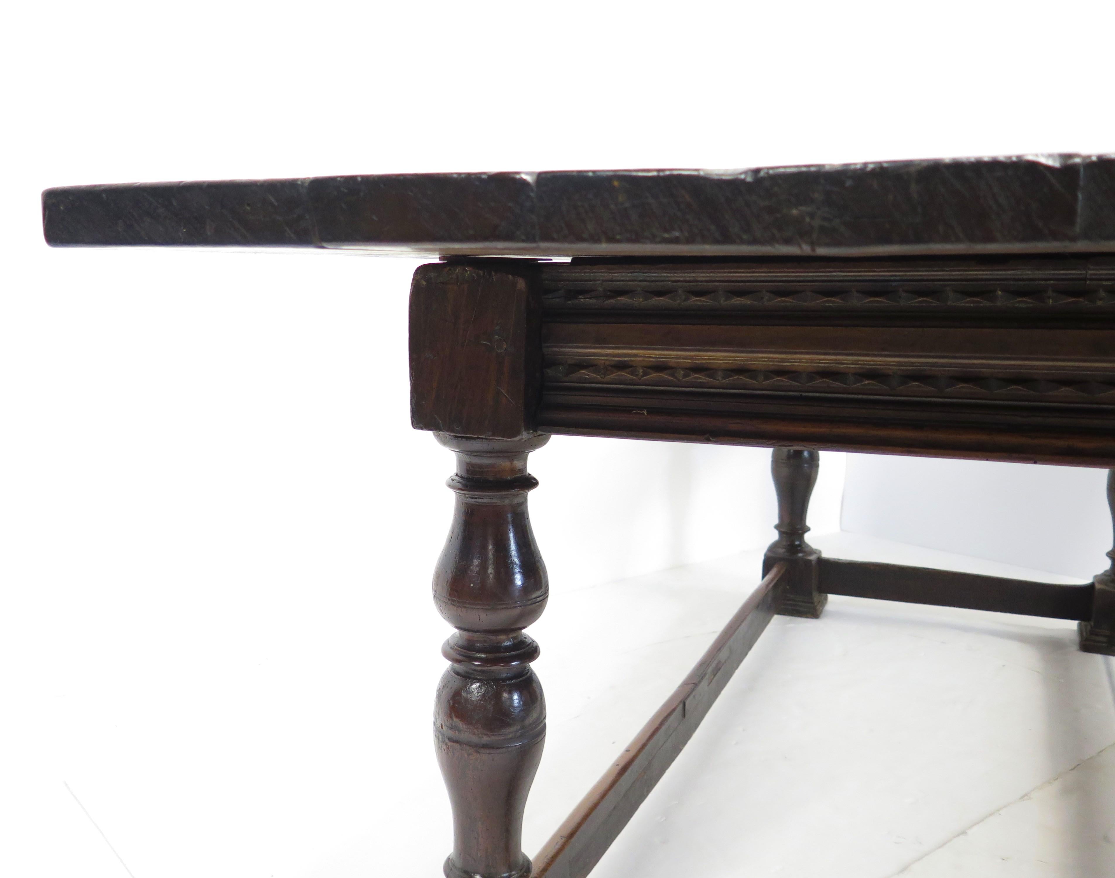 Late 17th-Early 18th Century English Oak Refectory Table In Good Condition For Sale In Dallas, TX