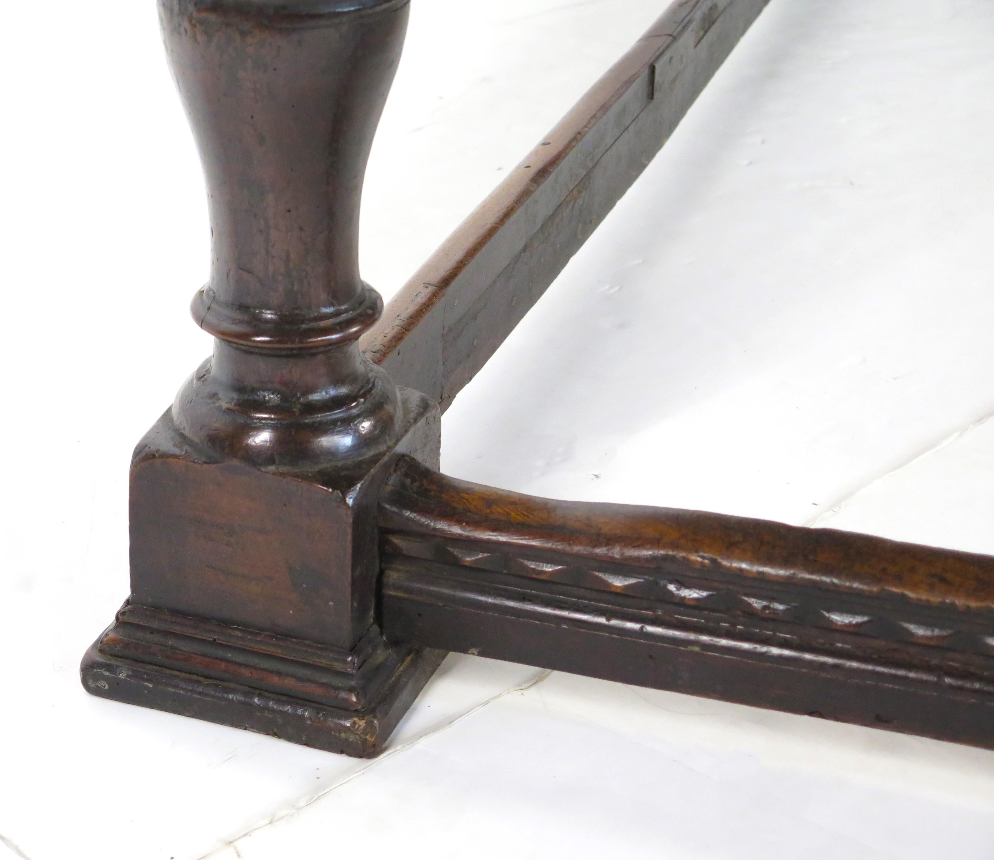 Late 17th-Early 18th Century English Oak Refectory Table For Sale 1