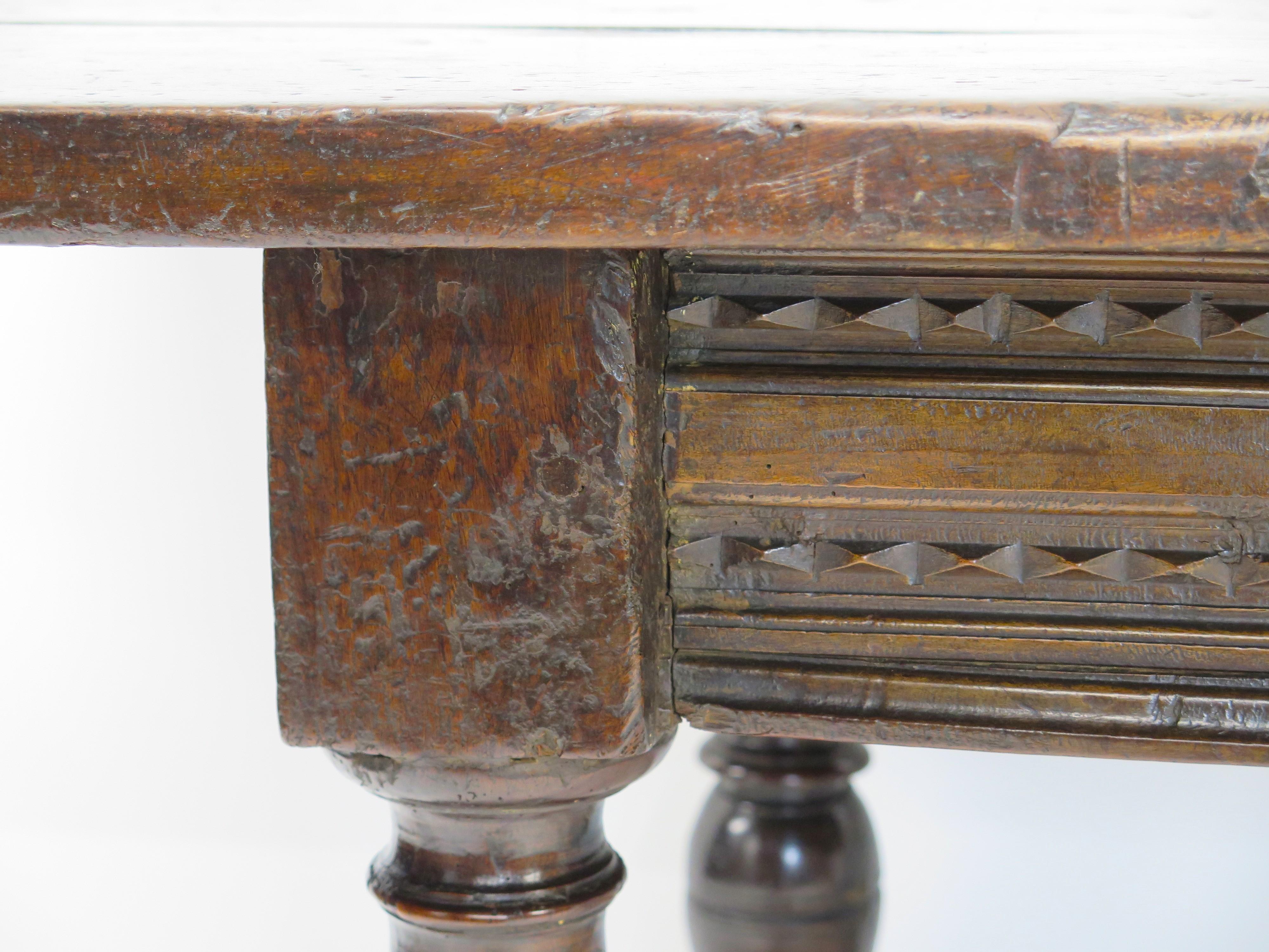 Chêne Table de réfectoire en chêne anglais de la fin du XVIIe siècle-début du XVIIIe siècle en vente