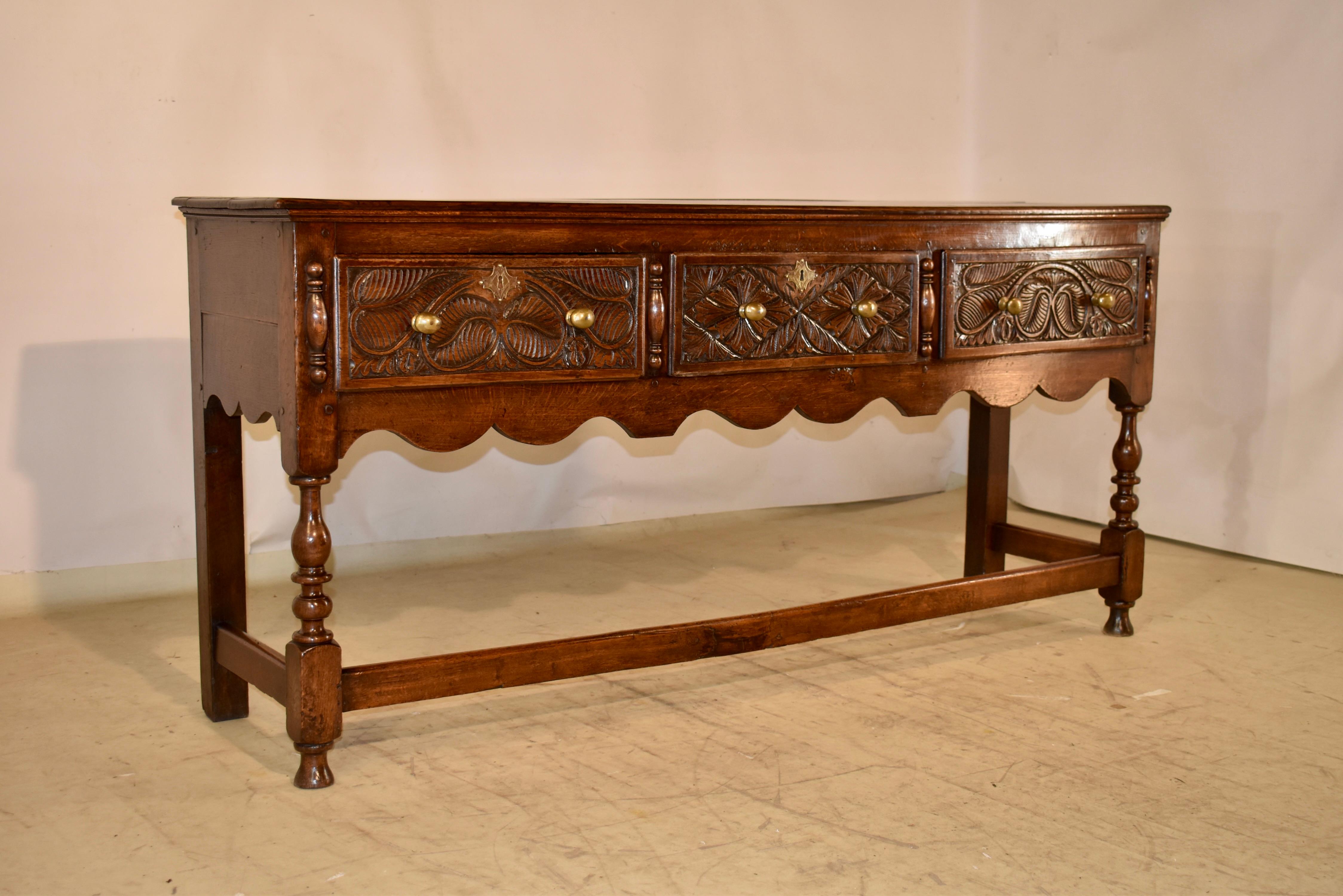 Credenza in quercia del 1690-1720 circa proveniente dall'Inghilterra.  Si tratta di un pezzo incantevole che mostra la maestria di un'epoca passata.  Il piano è composto da tavole con una bella venatura e scende verso i lati semplici con un bordo