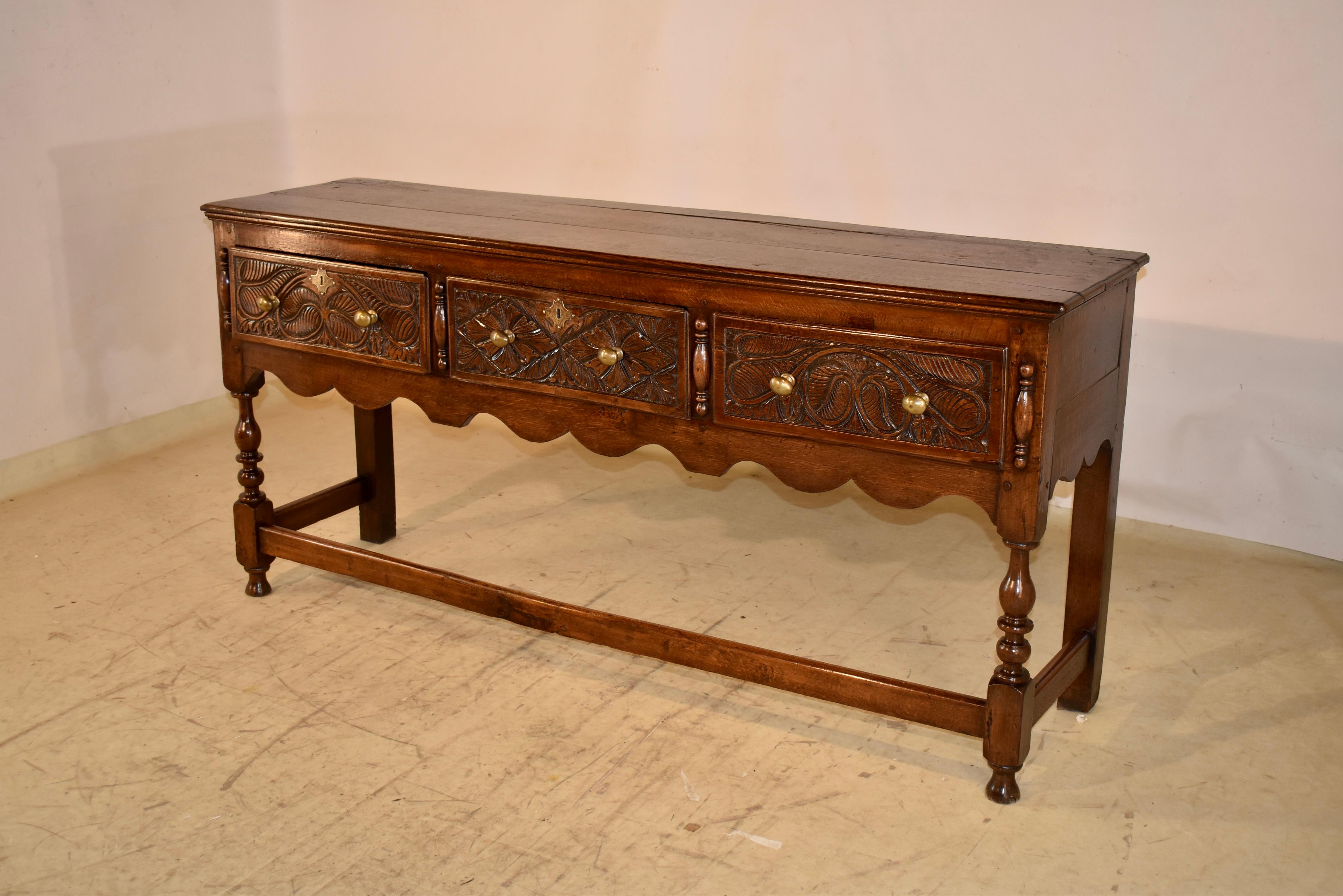 Intagliato a mano Credenza in Oak inglese della fine del XVII - inizio del XVIII secolo in vendita
