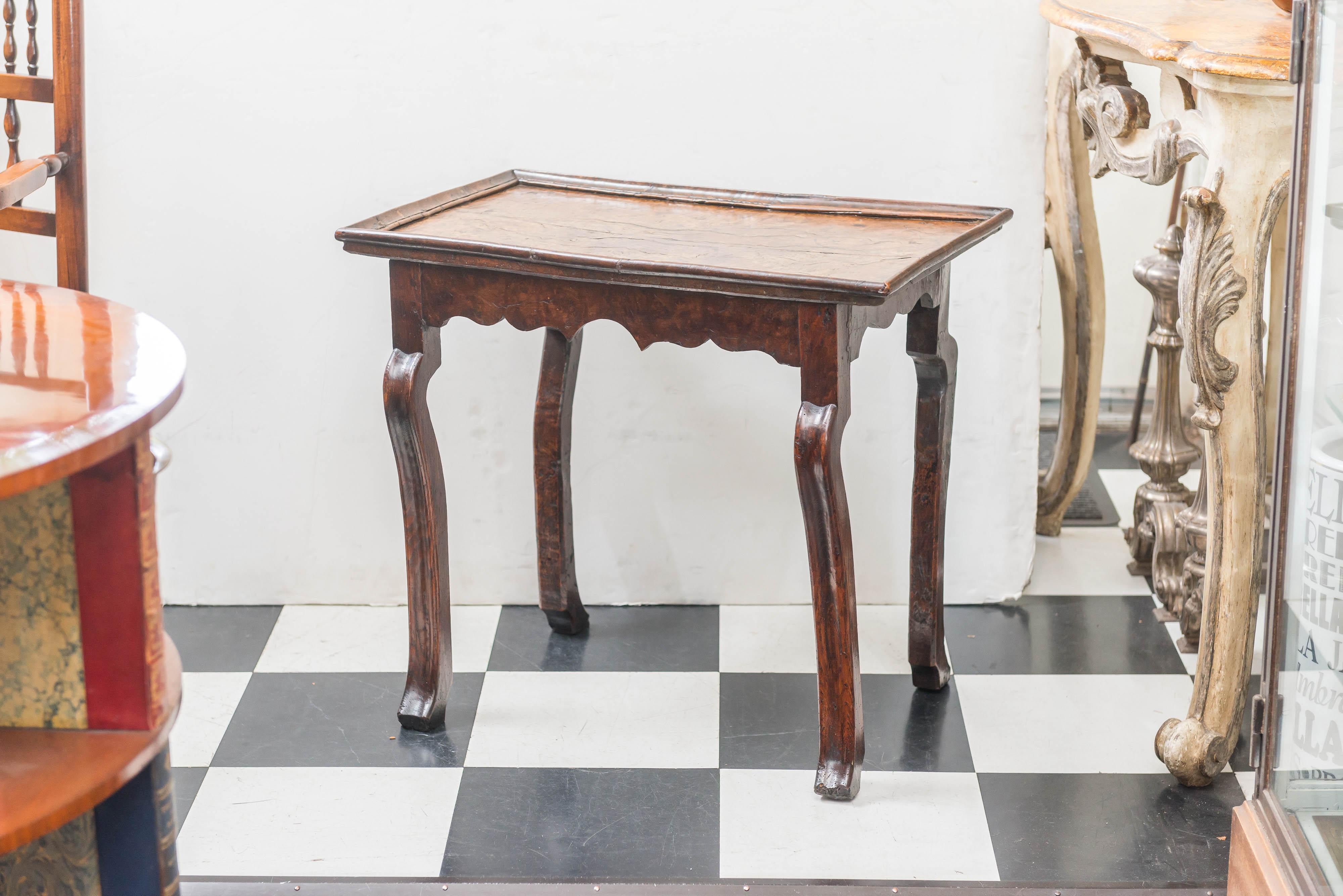 Hand-Carved Late 17th-Early 18th Century Italian Burl Walnut Top Side Table