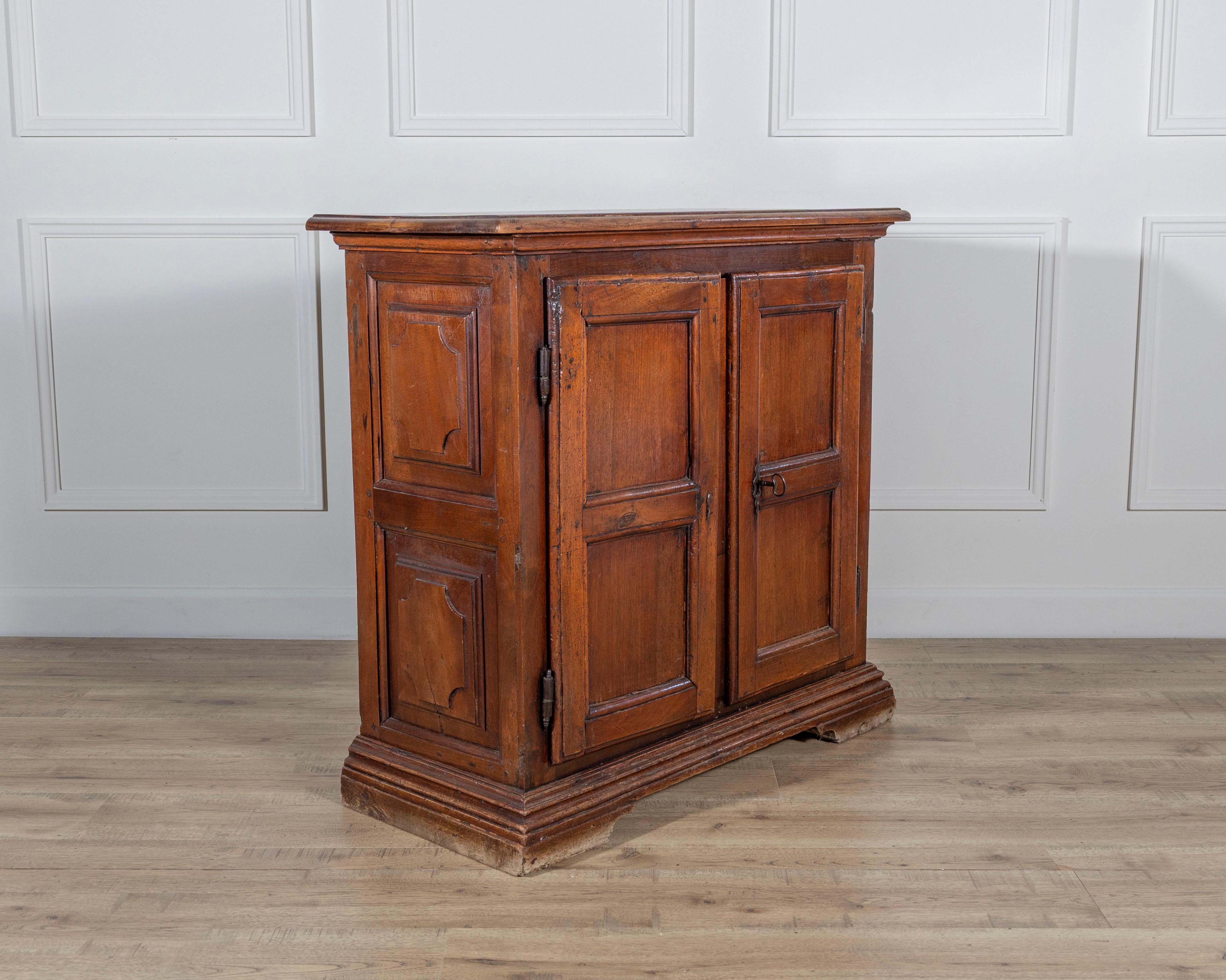 Late 17th–Early 18th Century Northern Italian Walnut Sideboard For Sale 4
