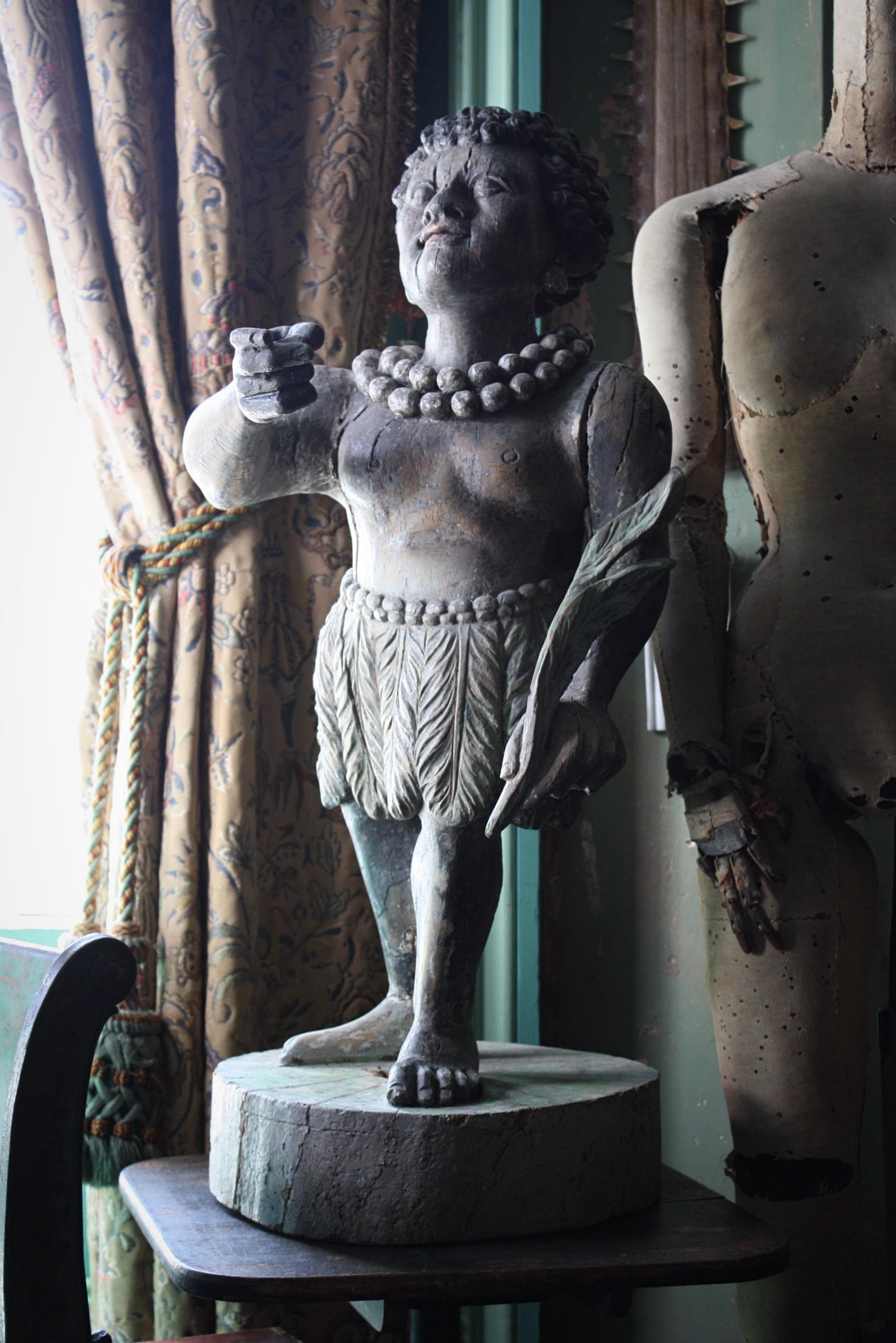 XVIIIe siècle et antérieur Sculpture artisanale - Figure tobacconiste polychrome de la fin du XVIIe/début du XVIIIe siècle en vente