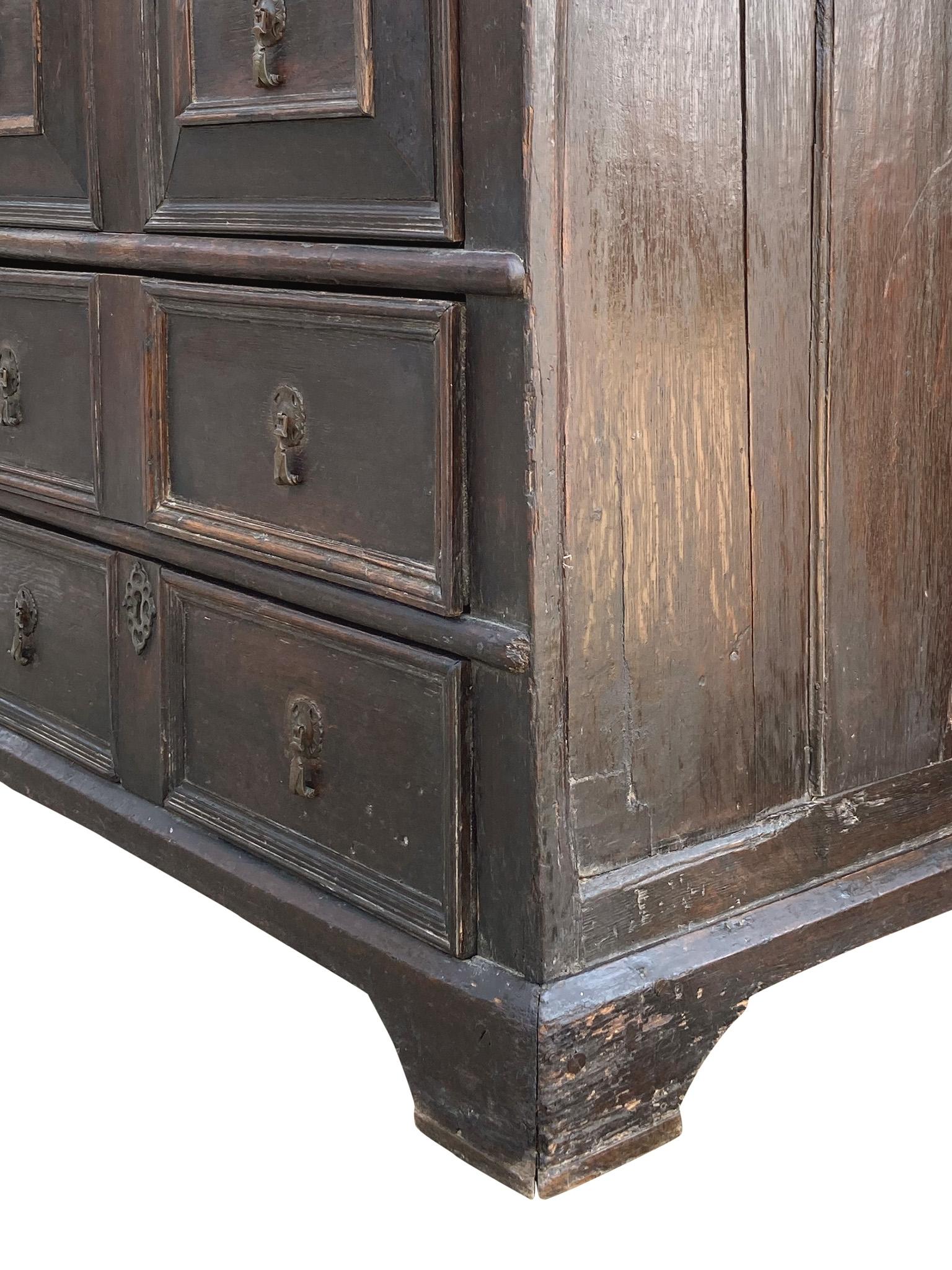 Late 17th-Early 18th Century William & Mary Chest of Drawers For Sale 4